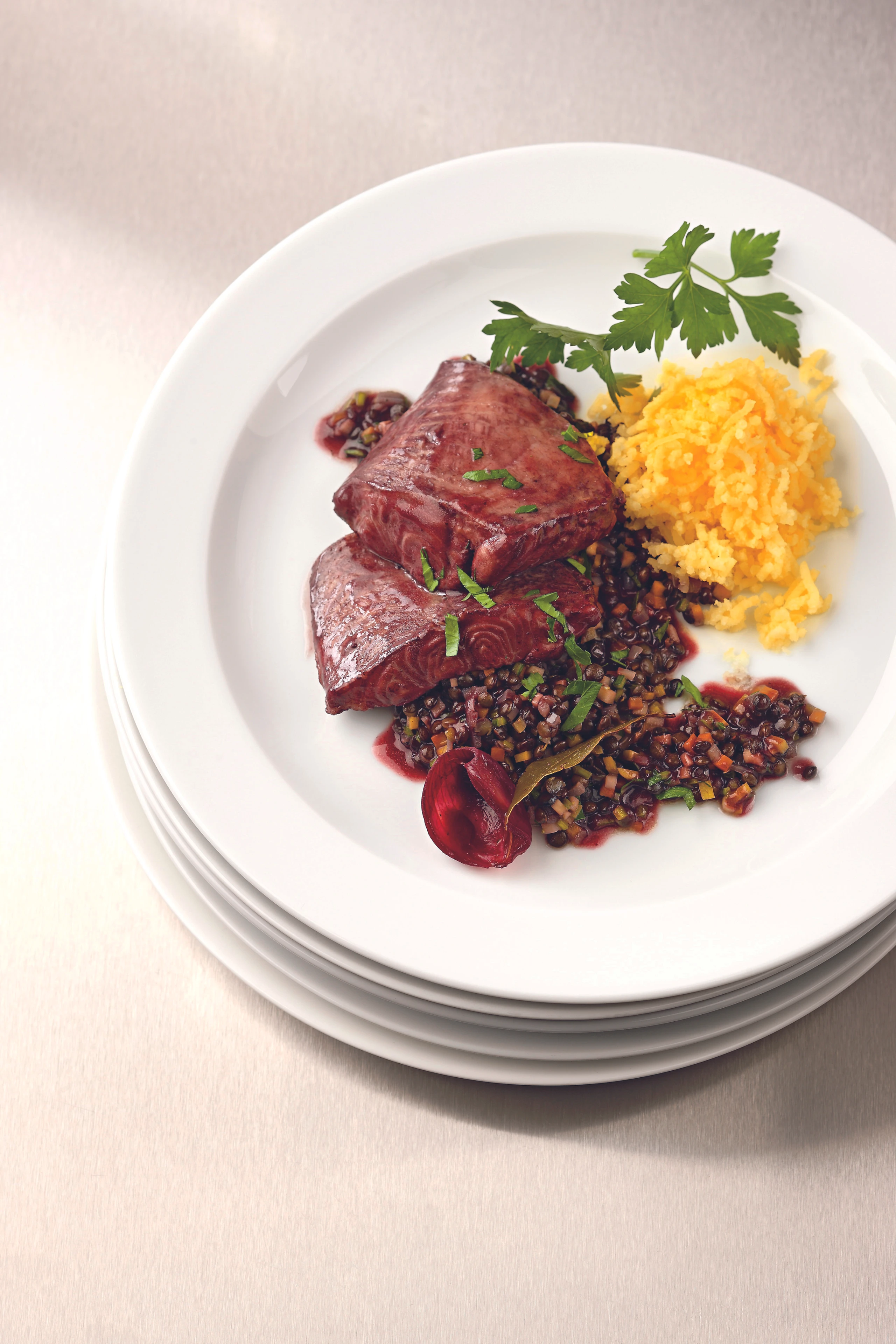 Welsfilet im Rotwein Fond mit Linsen Gemüse