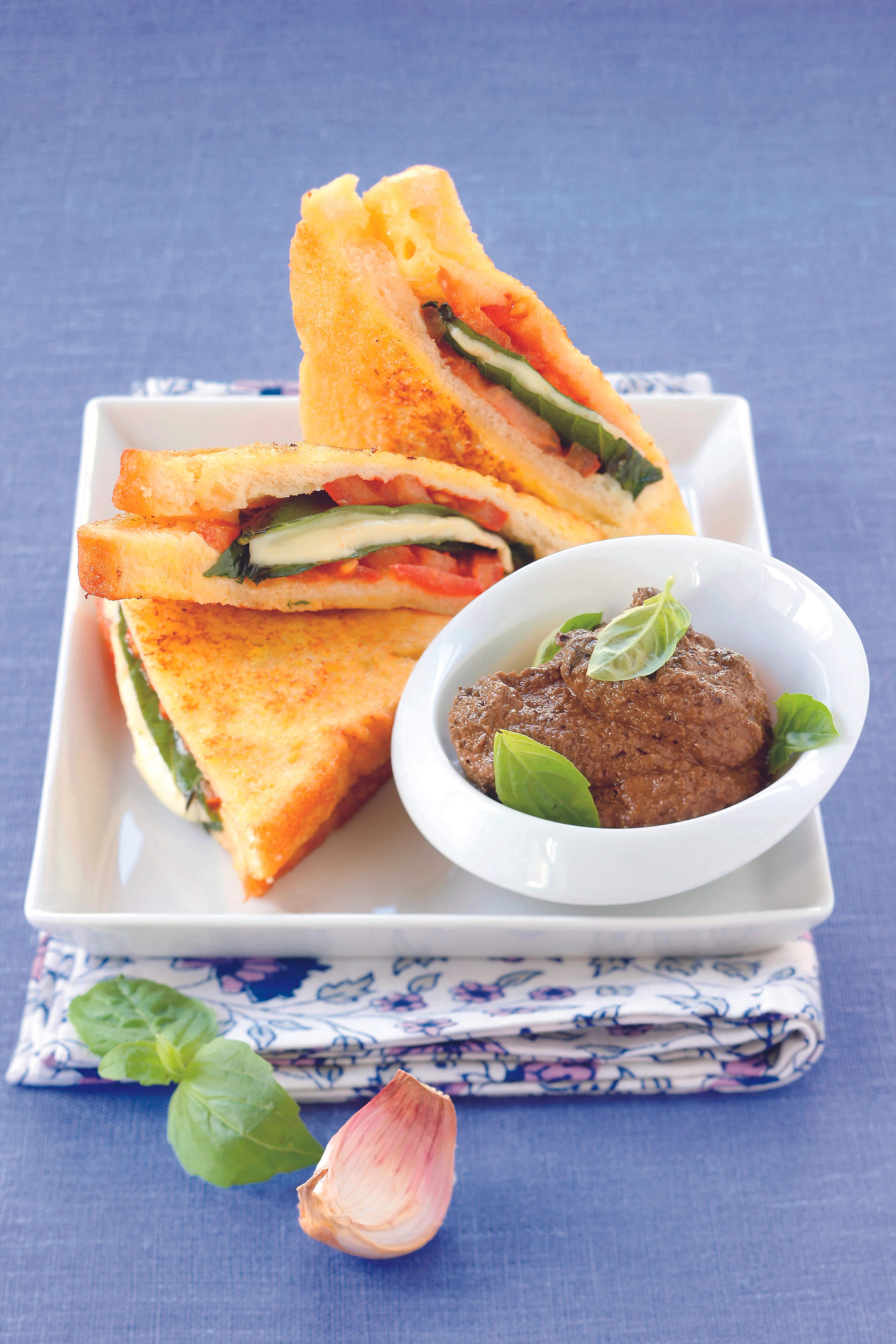 Warme Käse Paradeis Brote mit Oliven Püree