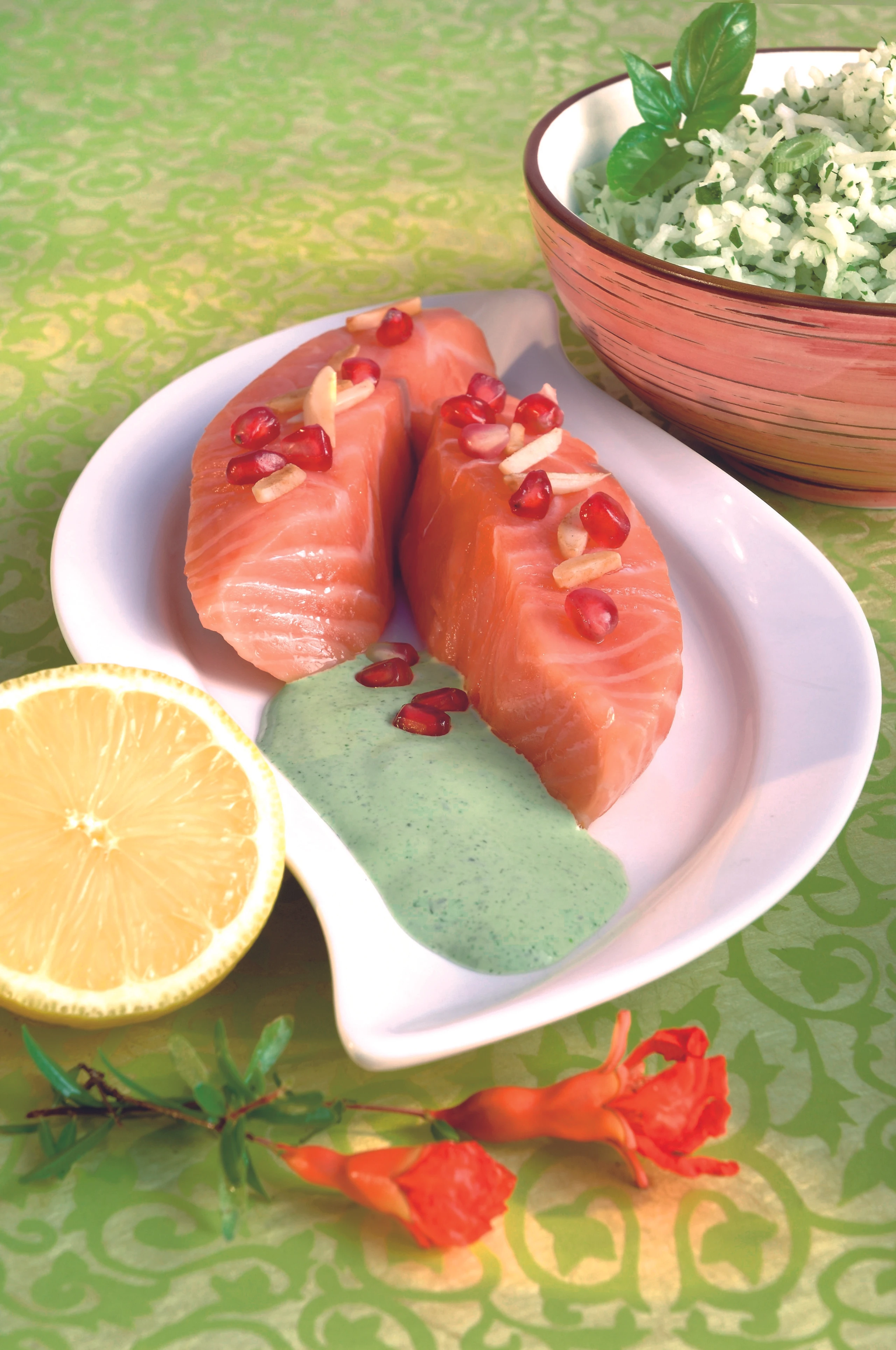 Pochierter Lachs mit Mandel Granatapfel Sauce