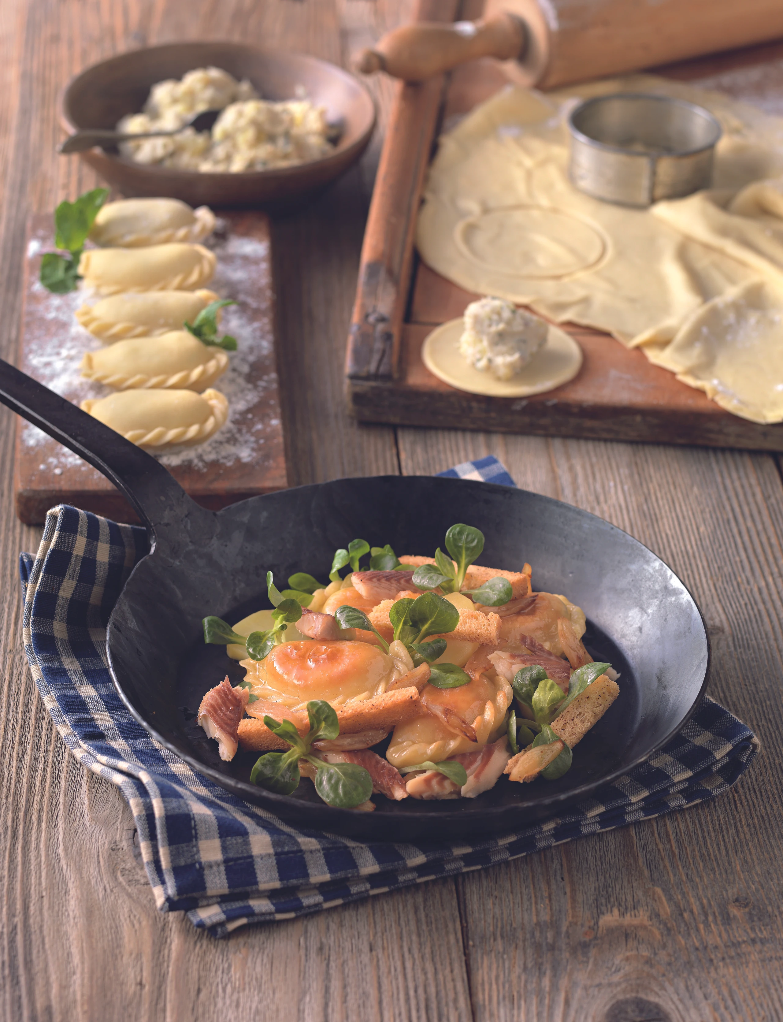 Kasnudeln mit Räucherforelle und Vogerlsalat