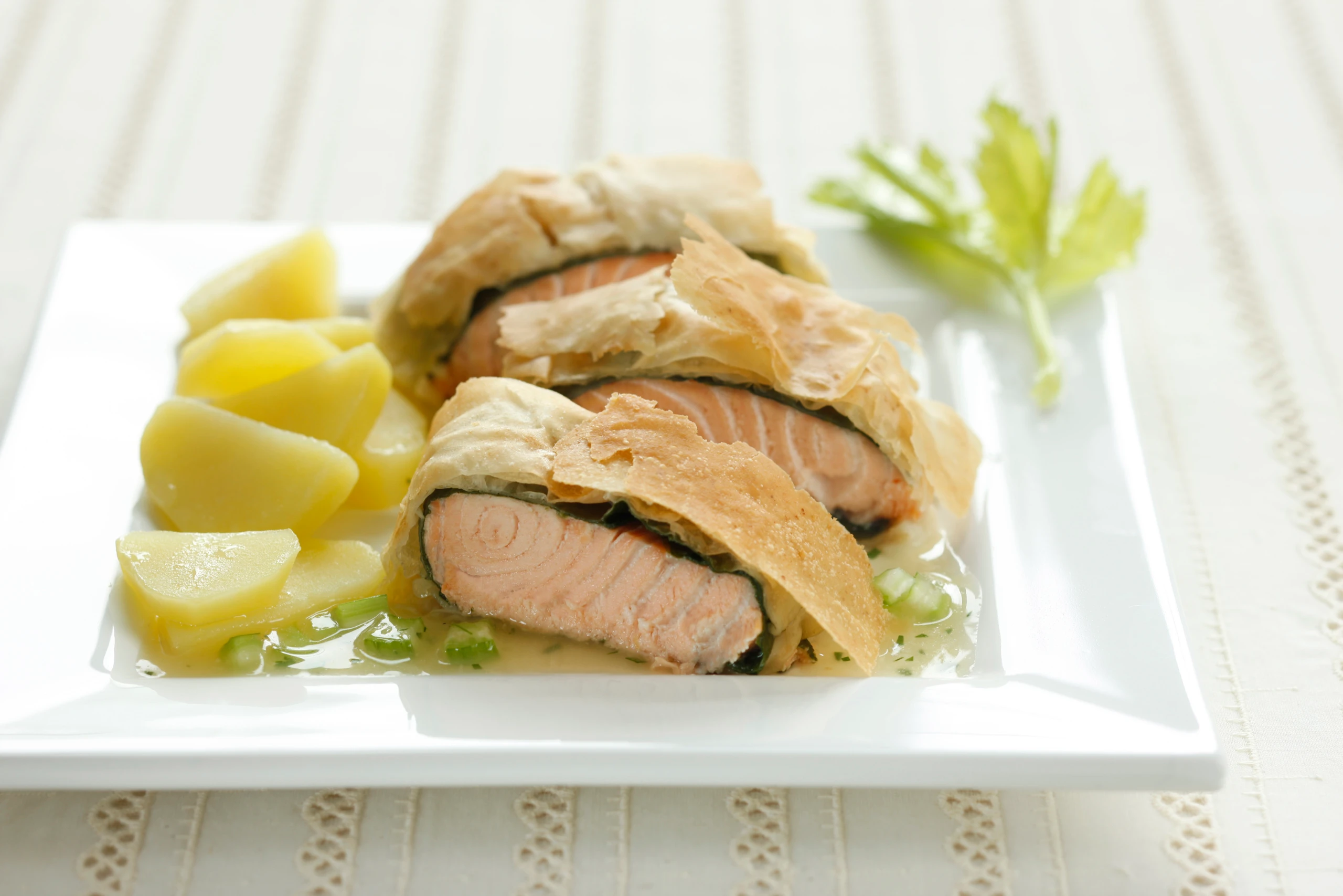 Schneller Lachsstrudel mit Selleriesauce