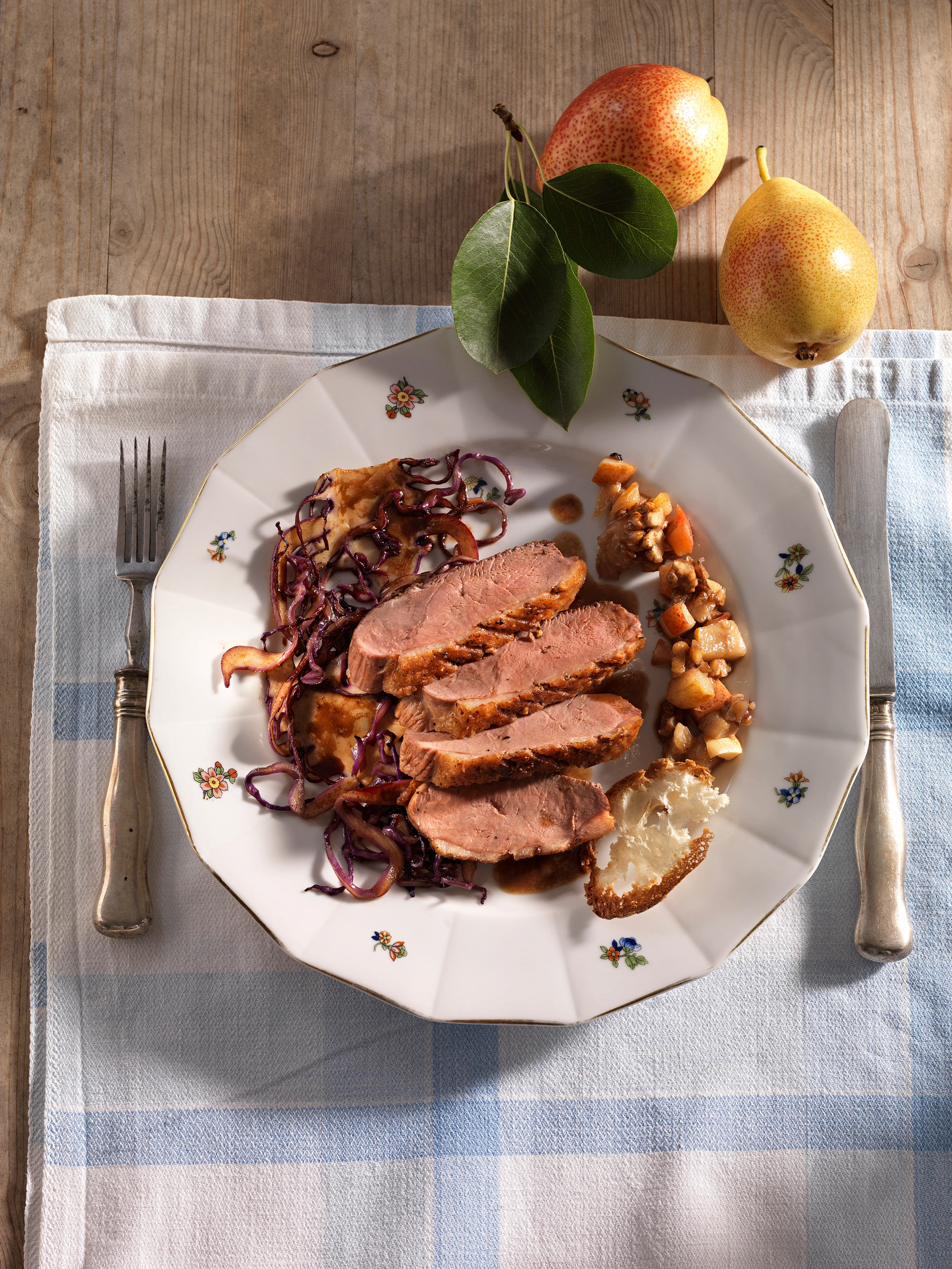Entenbrust mit Balsamico-Rotkraut und Karamellbirnen