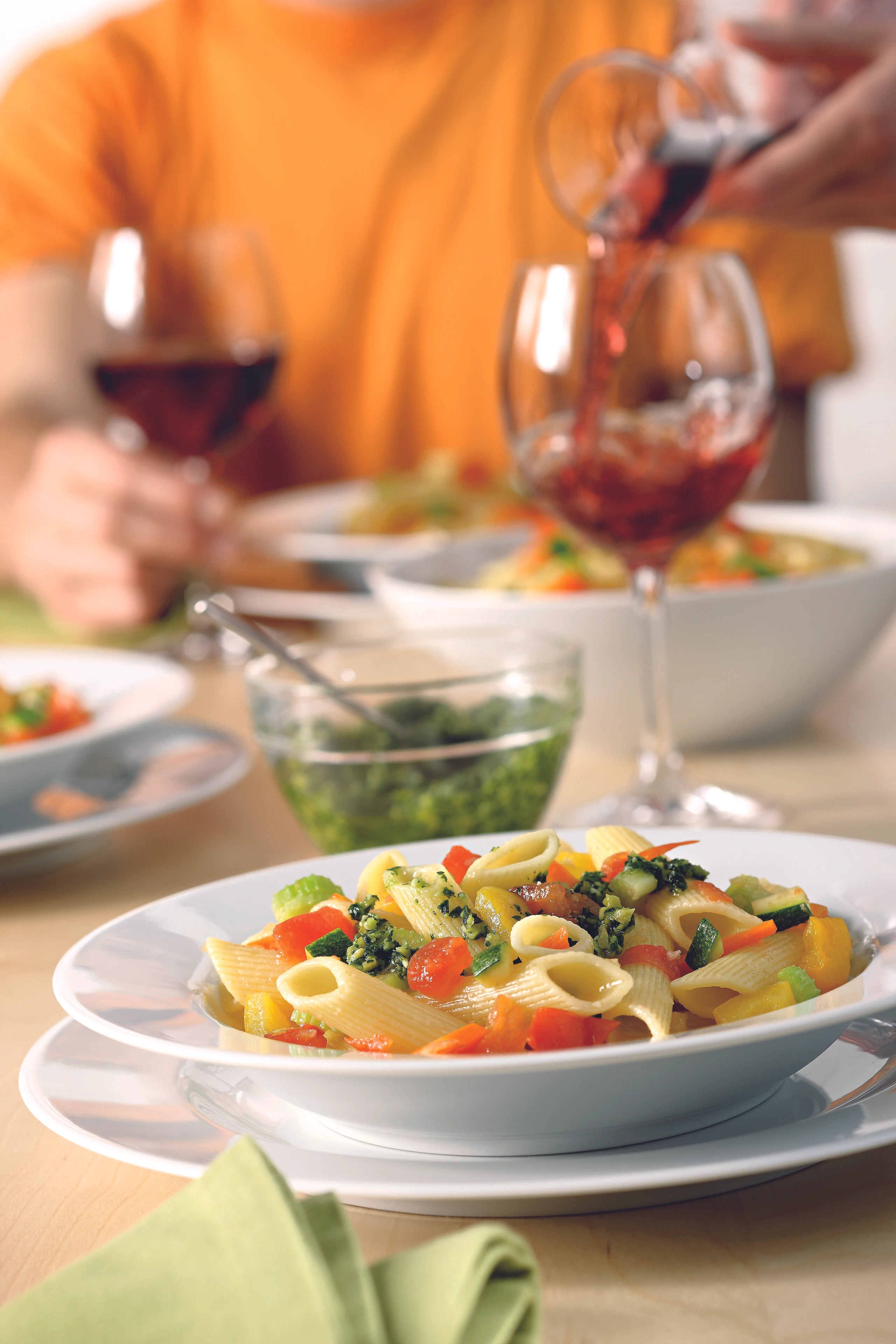 Penne mit Fünf-Gemüse-Potpurri und Oliven-Pesto