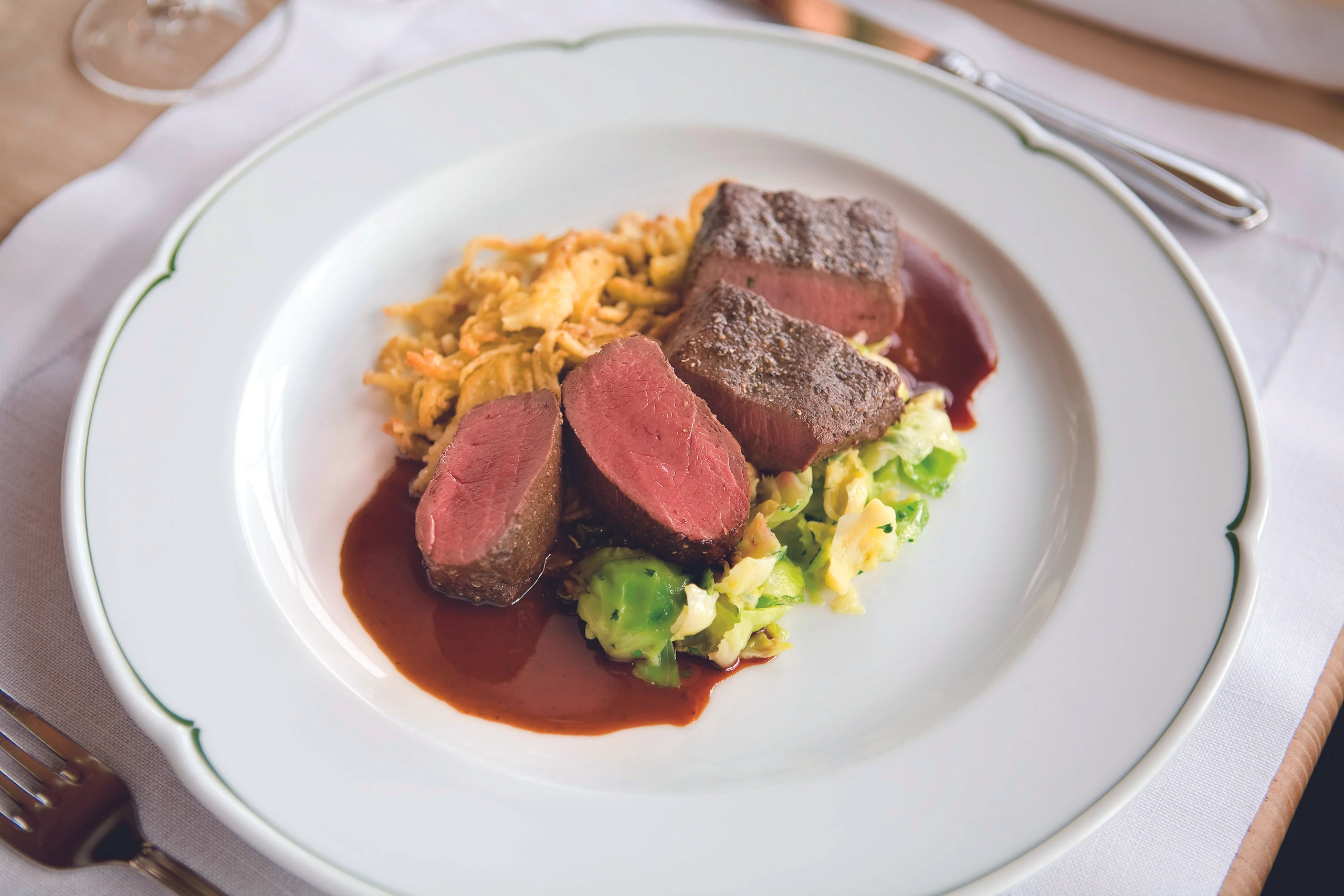 Zartrosa Rehrückenfilet mit Kohlsprossen und Nuss-Spätzle