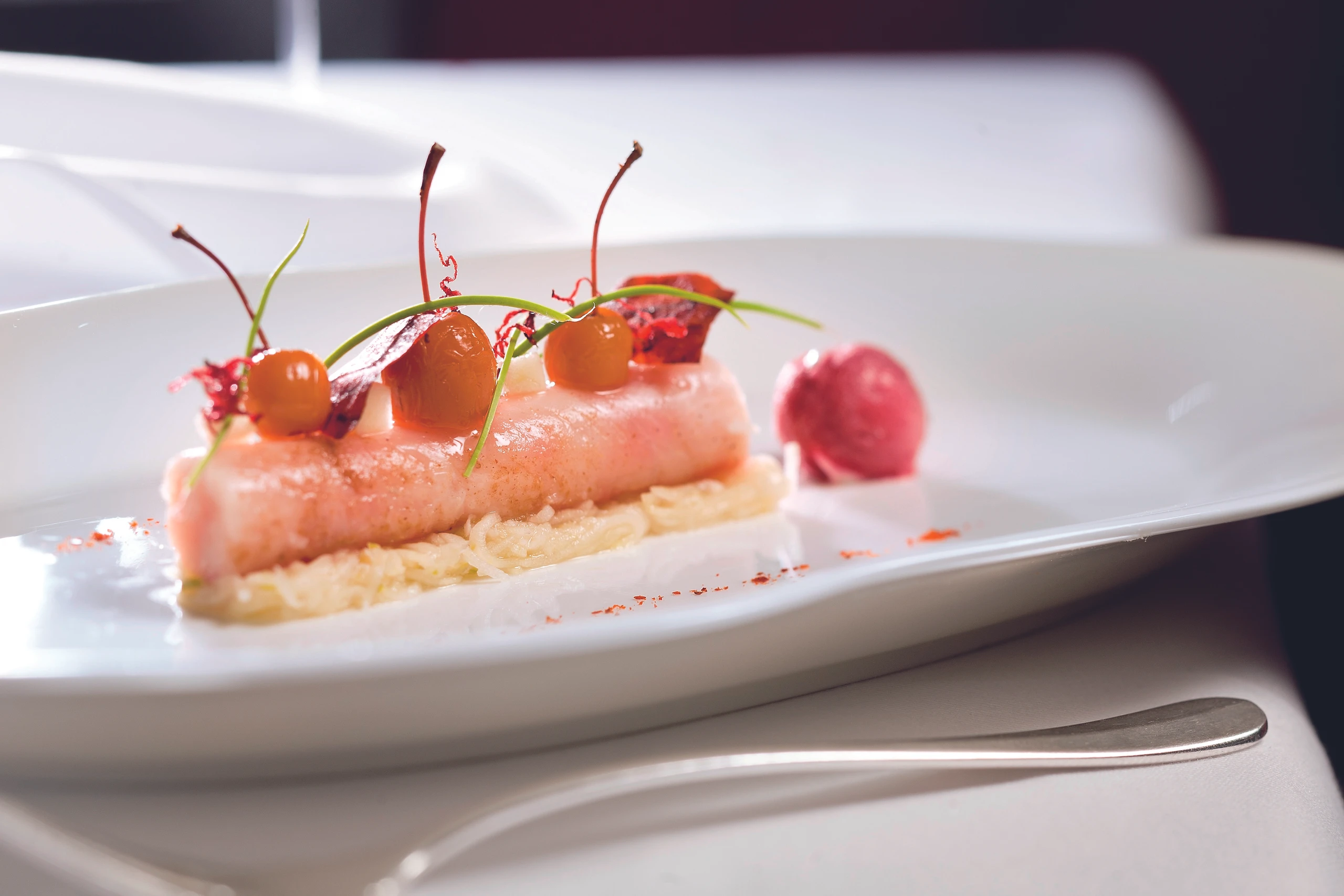 Saibling mit Apfelsalat und Macarons