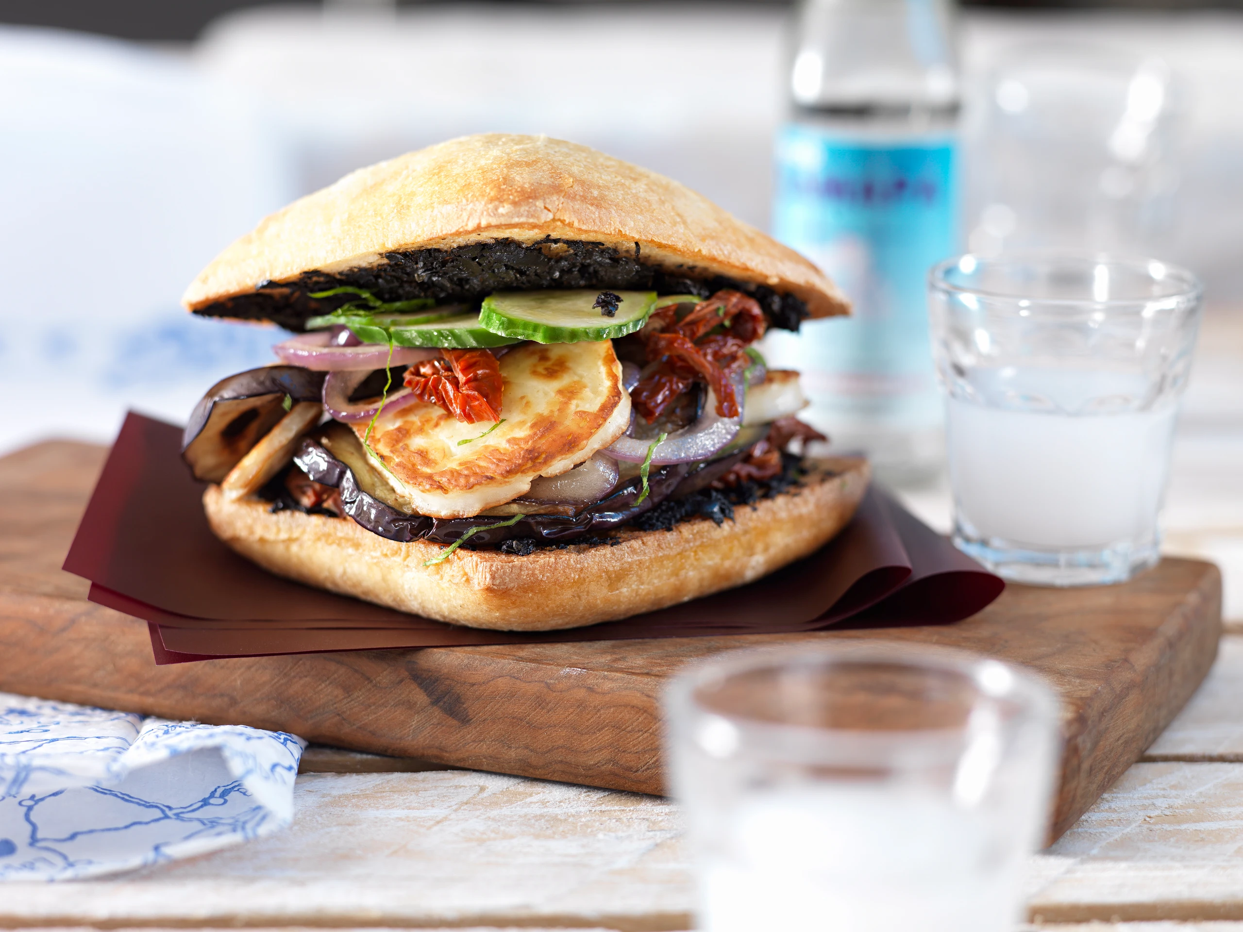 Mediterraner Veggie-Burger mit Olivenpaste