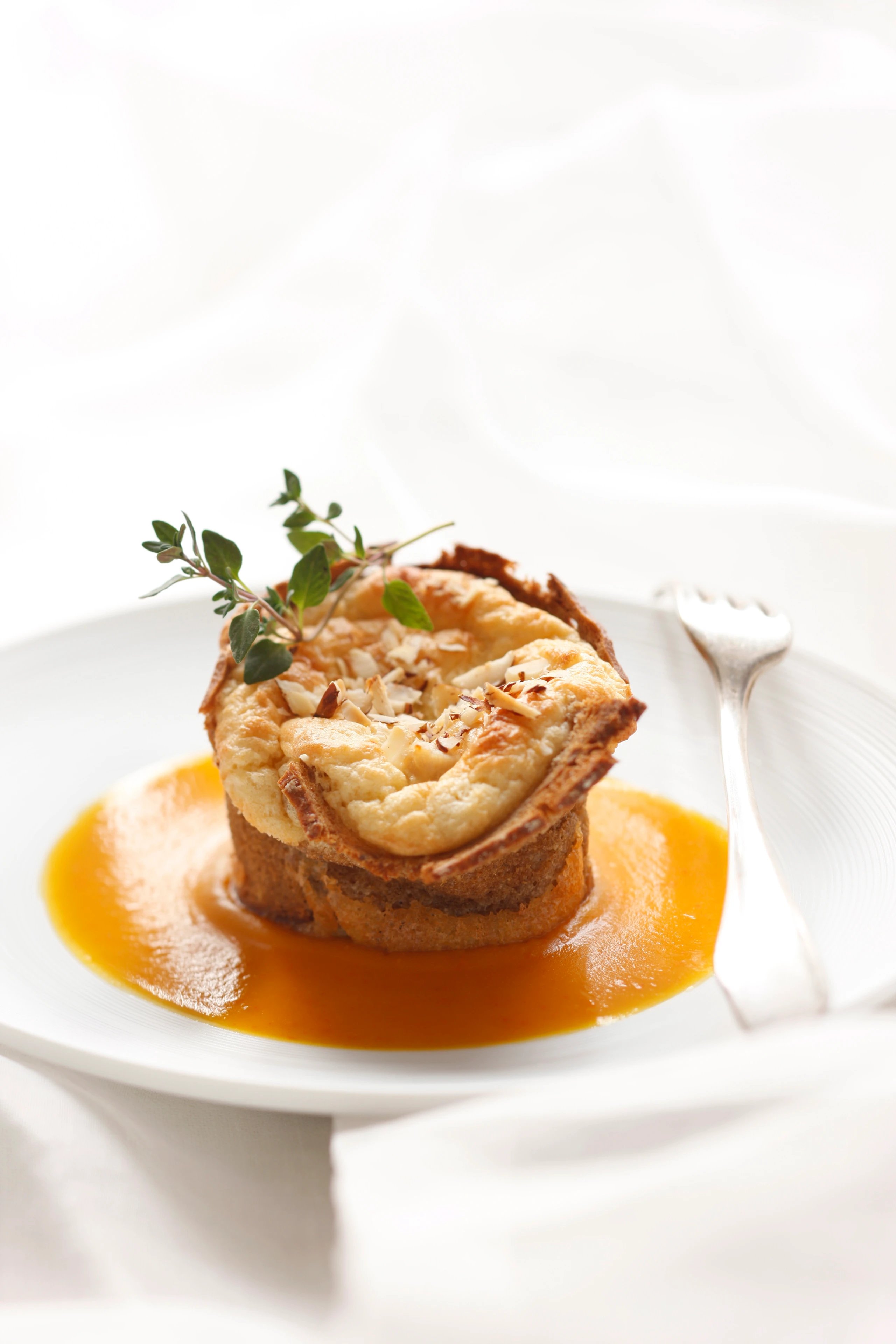 Hühnersoufflé in der Brotkruste mit Kürbissauce