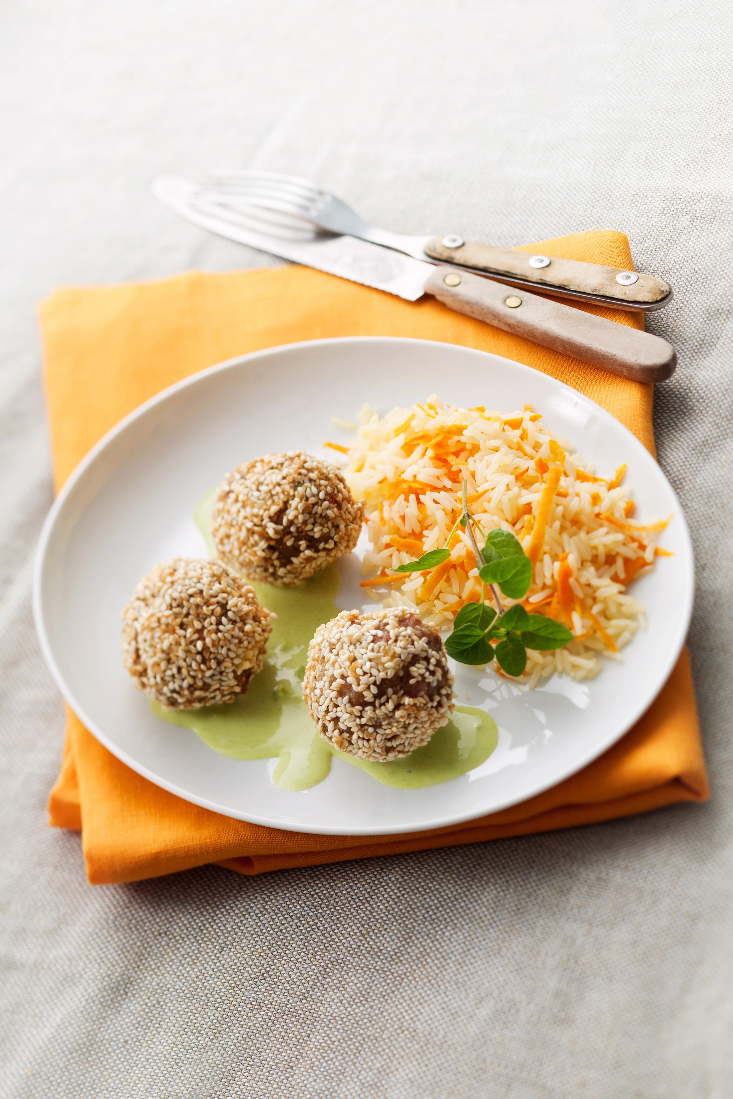 Fleisch-Sesambällchen