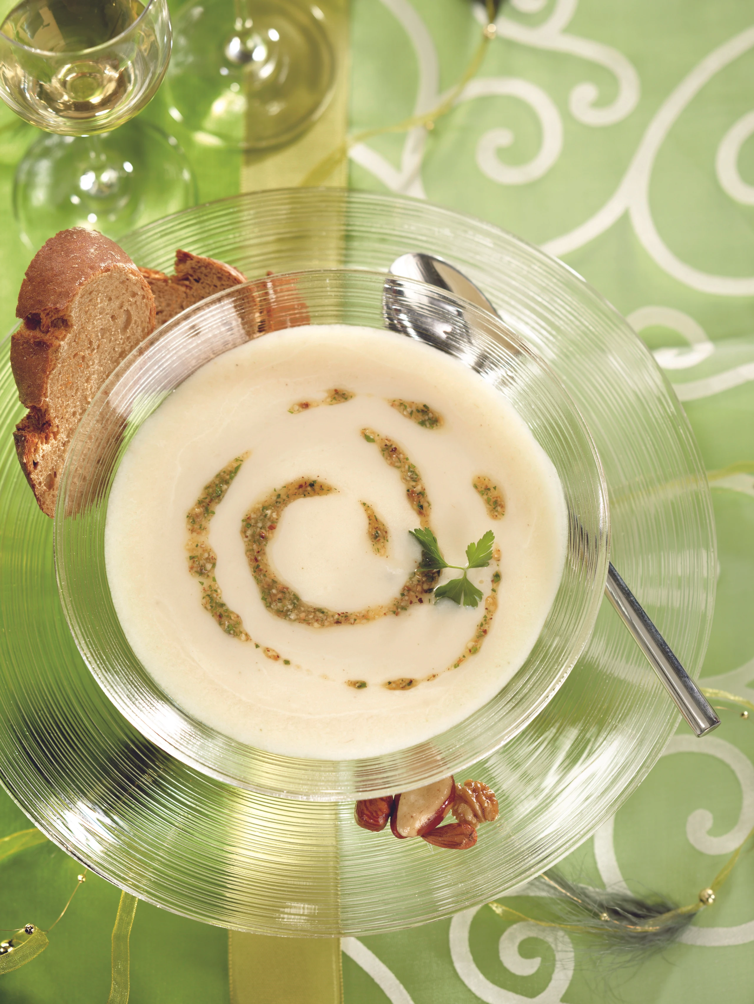 Schwarzwurzel Suppe mit Nuss Pesto