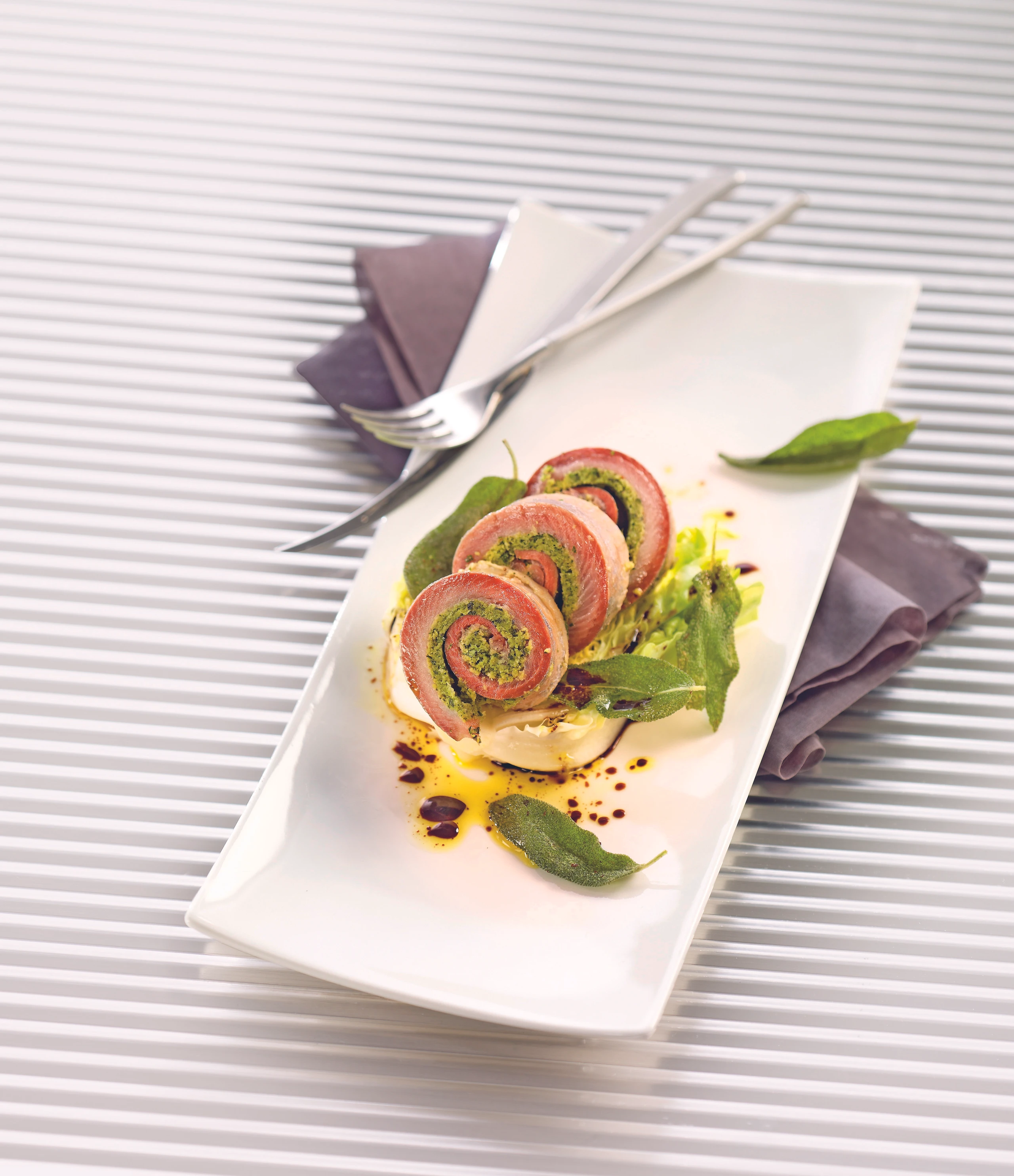 Matjesröllchen mit Kräutercreme auf Eisbergsalat