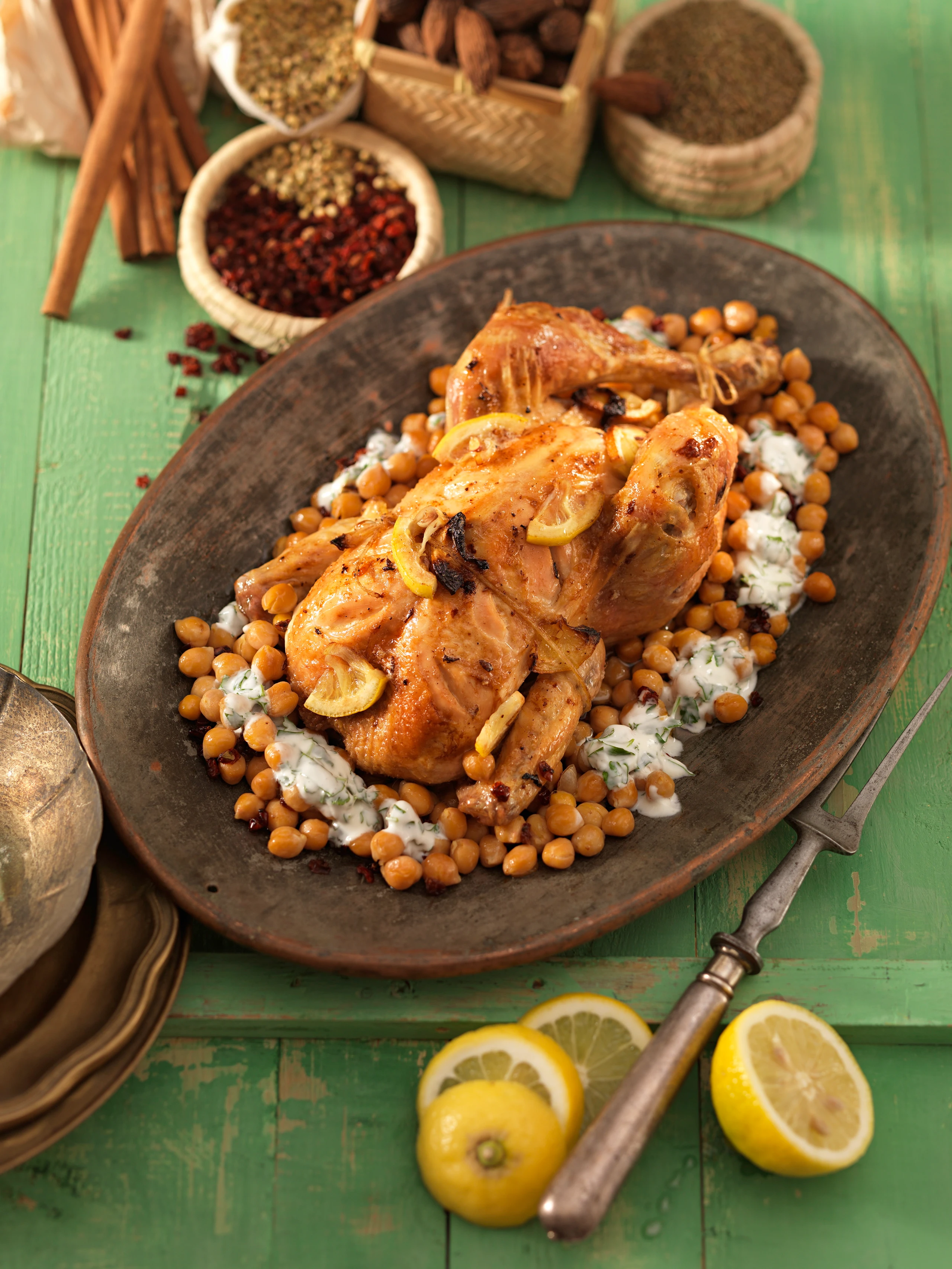 Zitronenhuhn mit Kichererbsen und Koriander-Joghurt