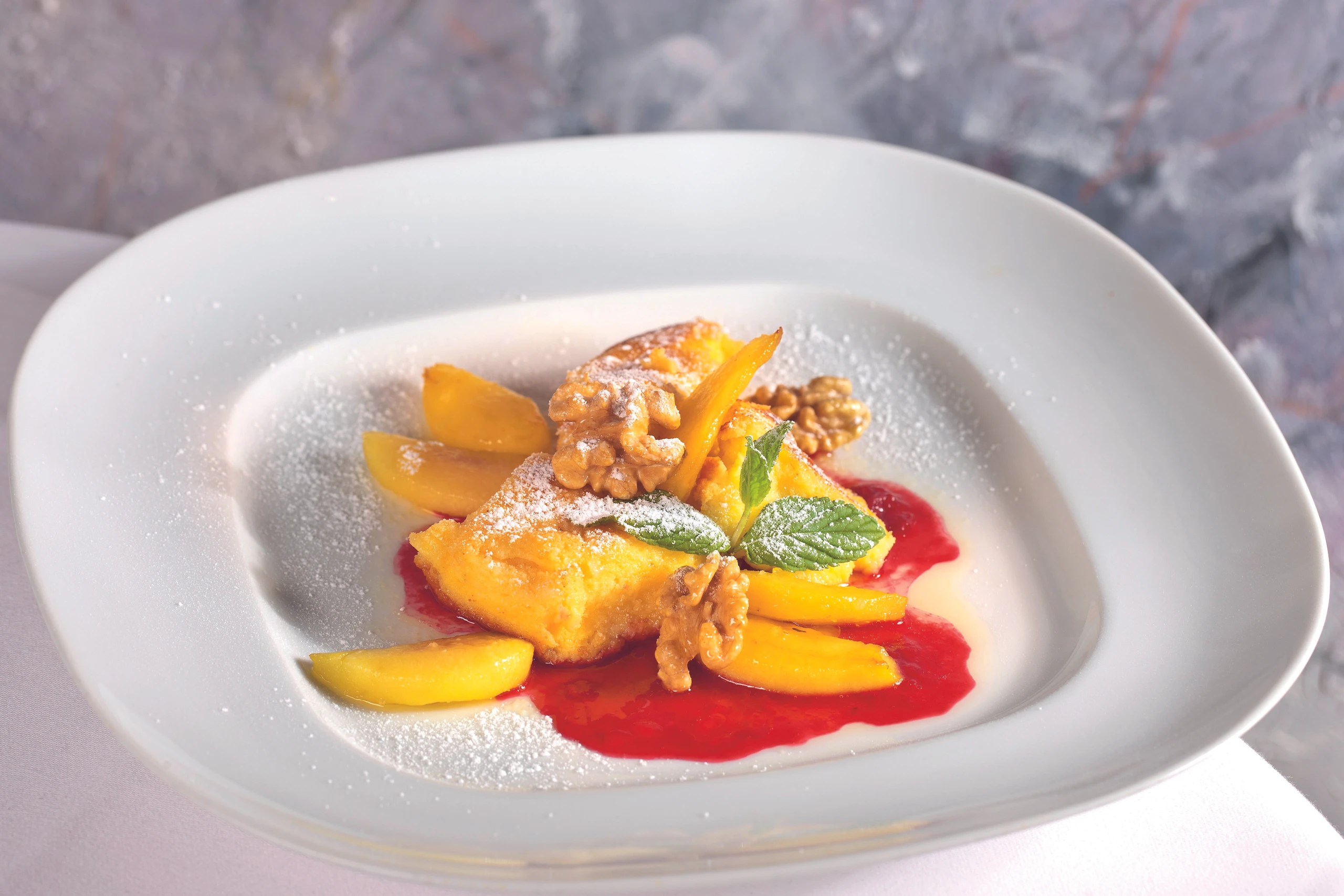 Topfenschmarren mit glacierten Äpfeln