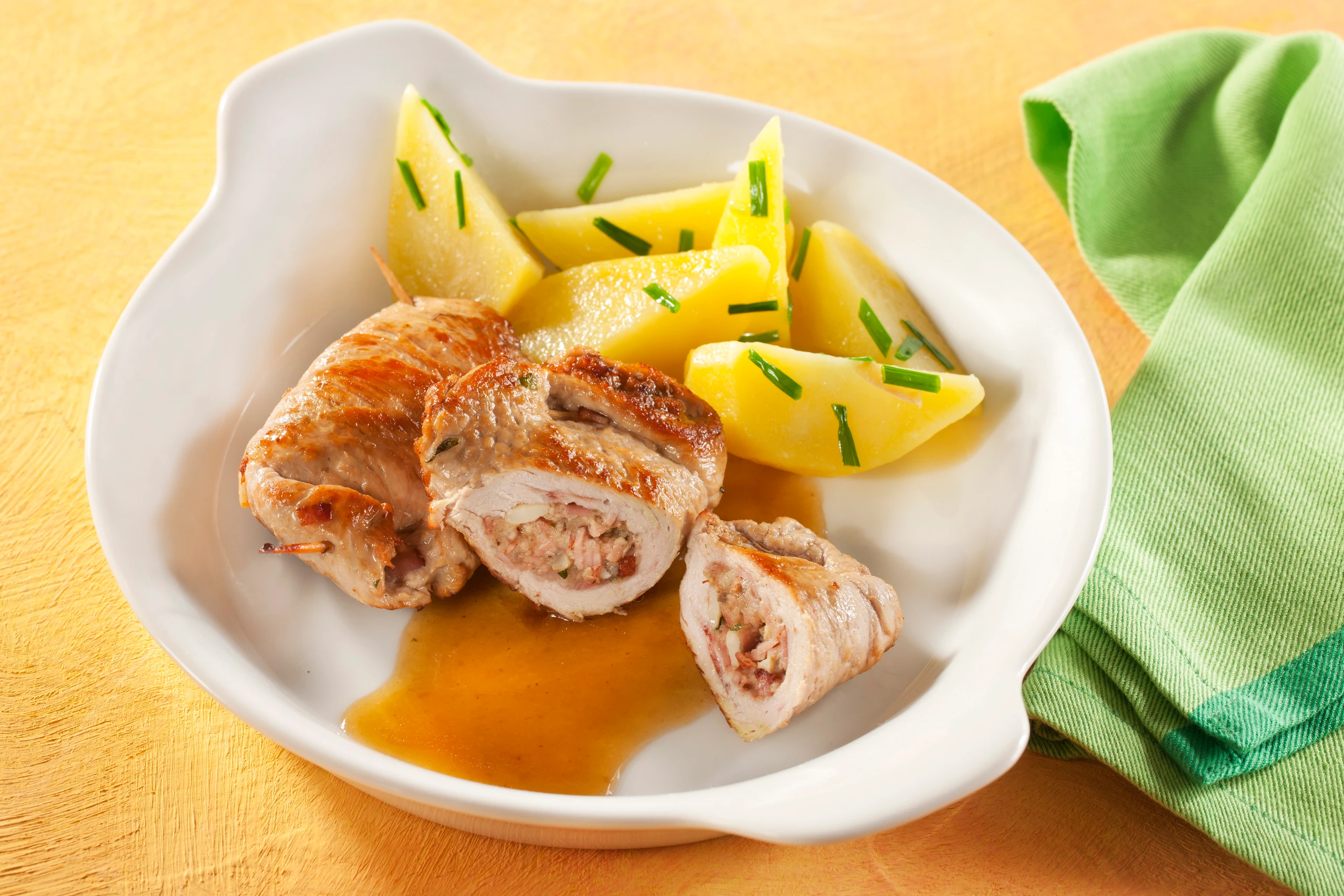 Fleischtascherl mit Champignon-Goudafülle und Biersauce