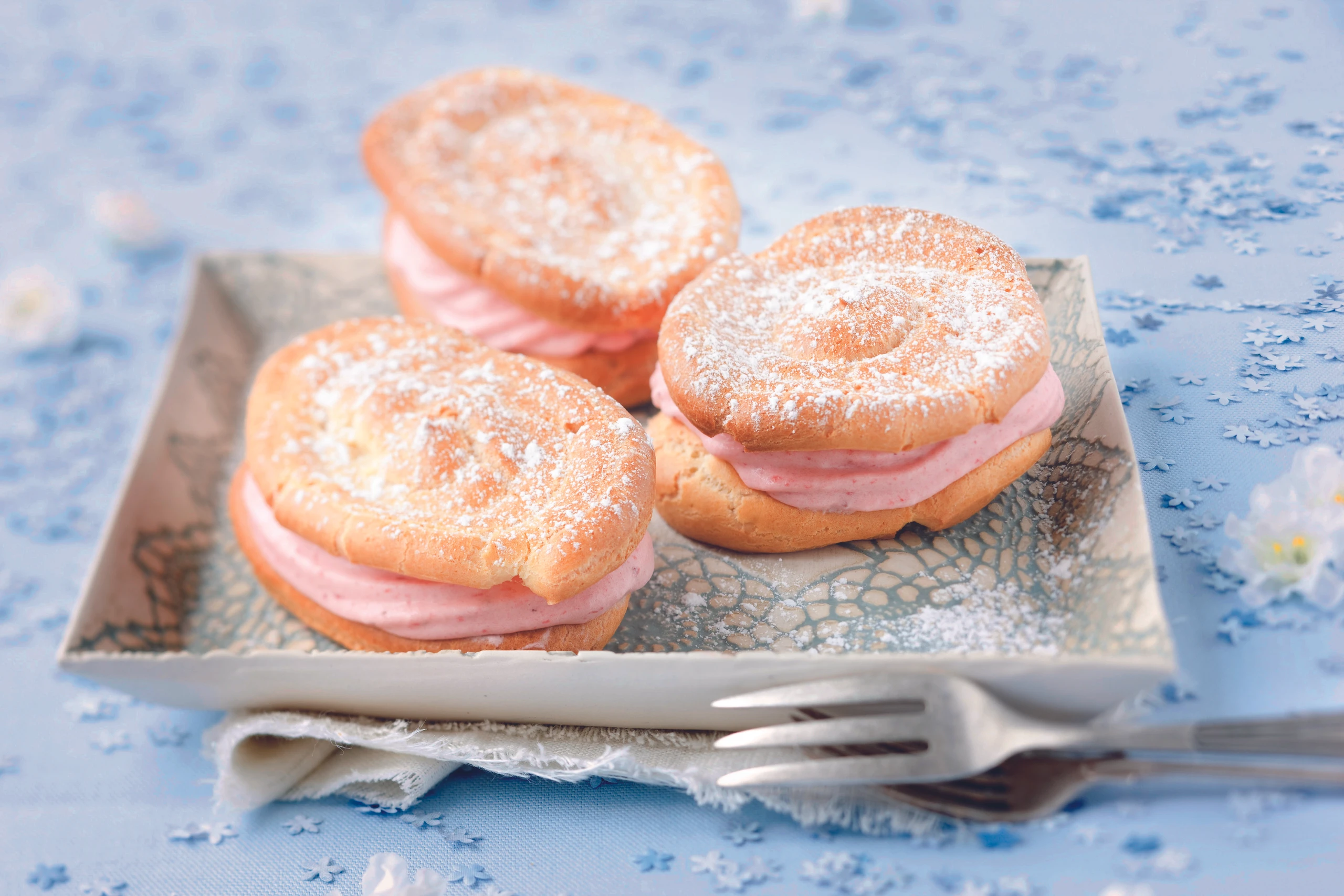 Brandteig-Eier mit Erdbeercreme