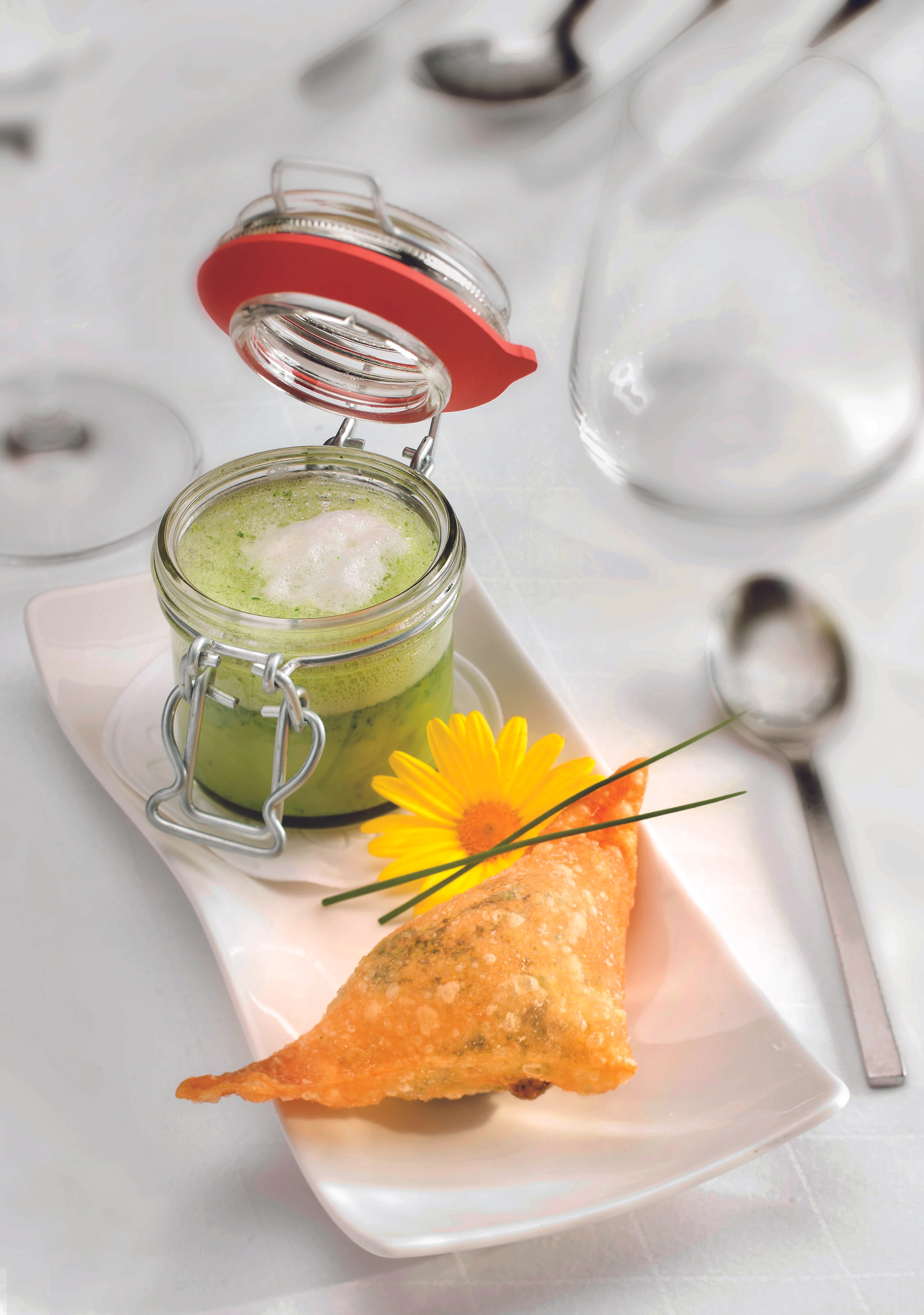 Kräuter-Schaumsuppe mit Mostkäse-Ecken