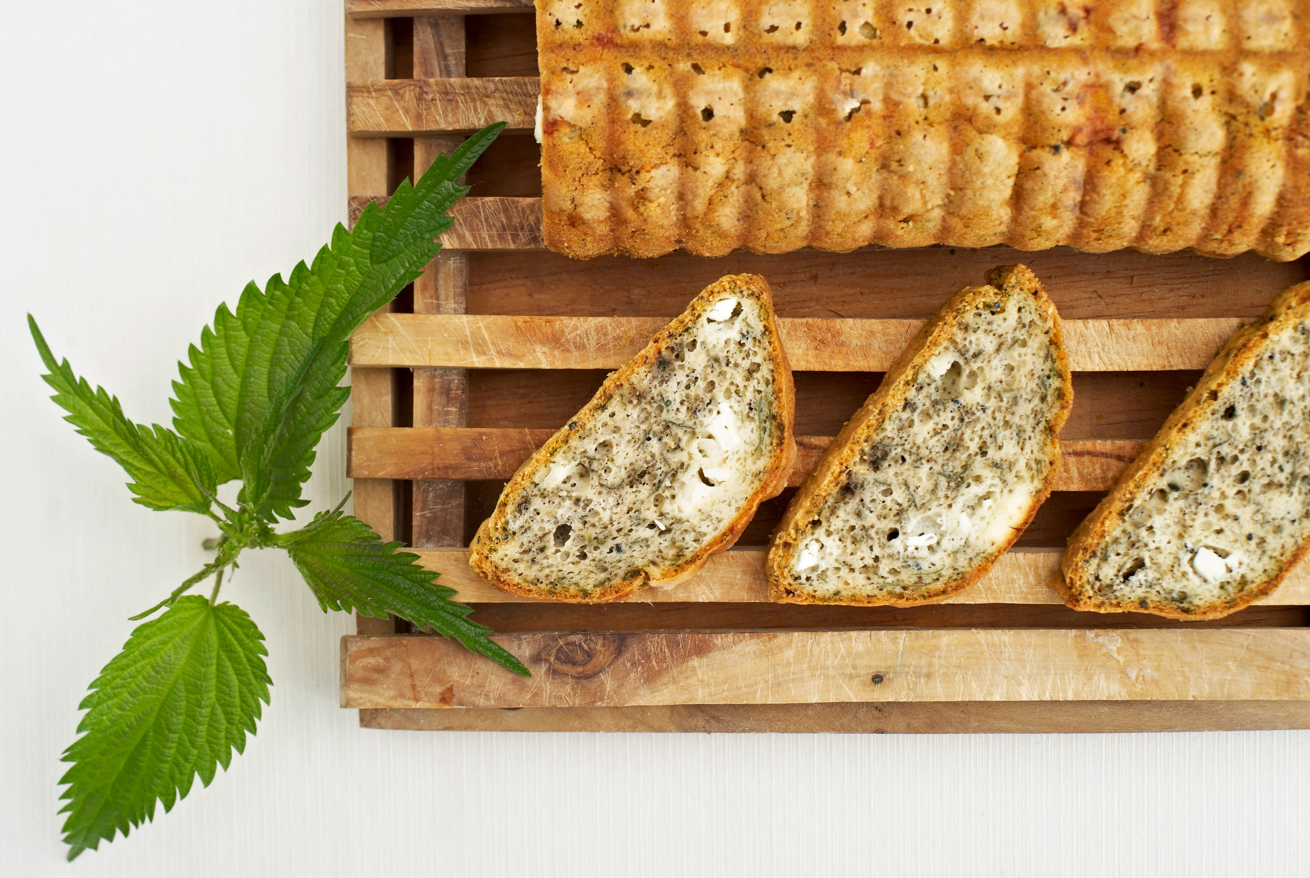 Brennnesselkuchen mit Schafkäse