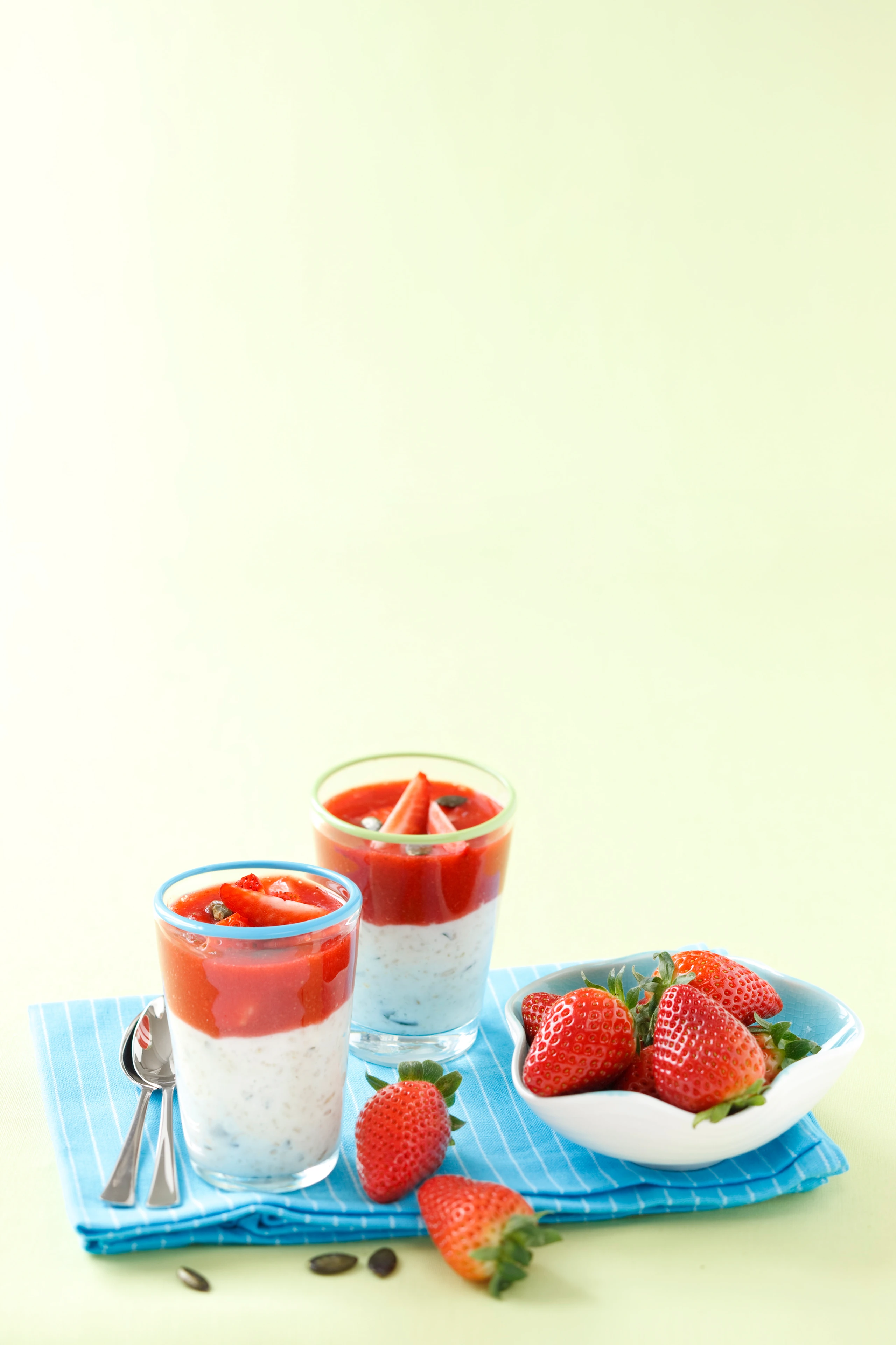 Minzecreme mit Erdbeersauce