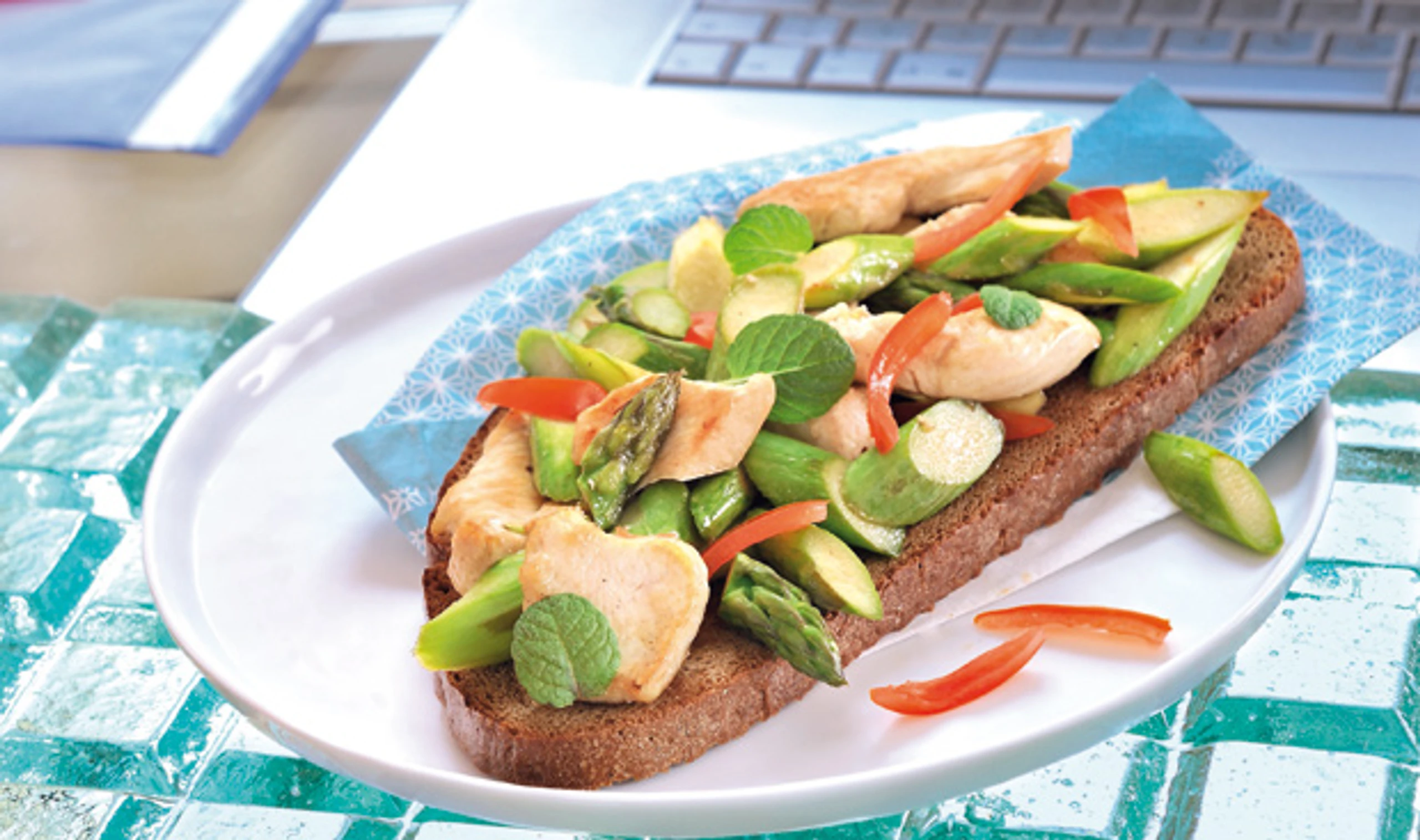 Brot mit Spargel und Hühnerfilet