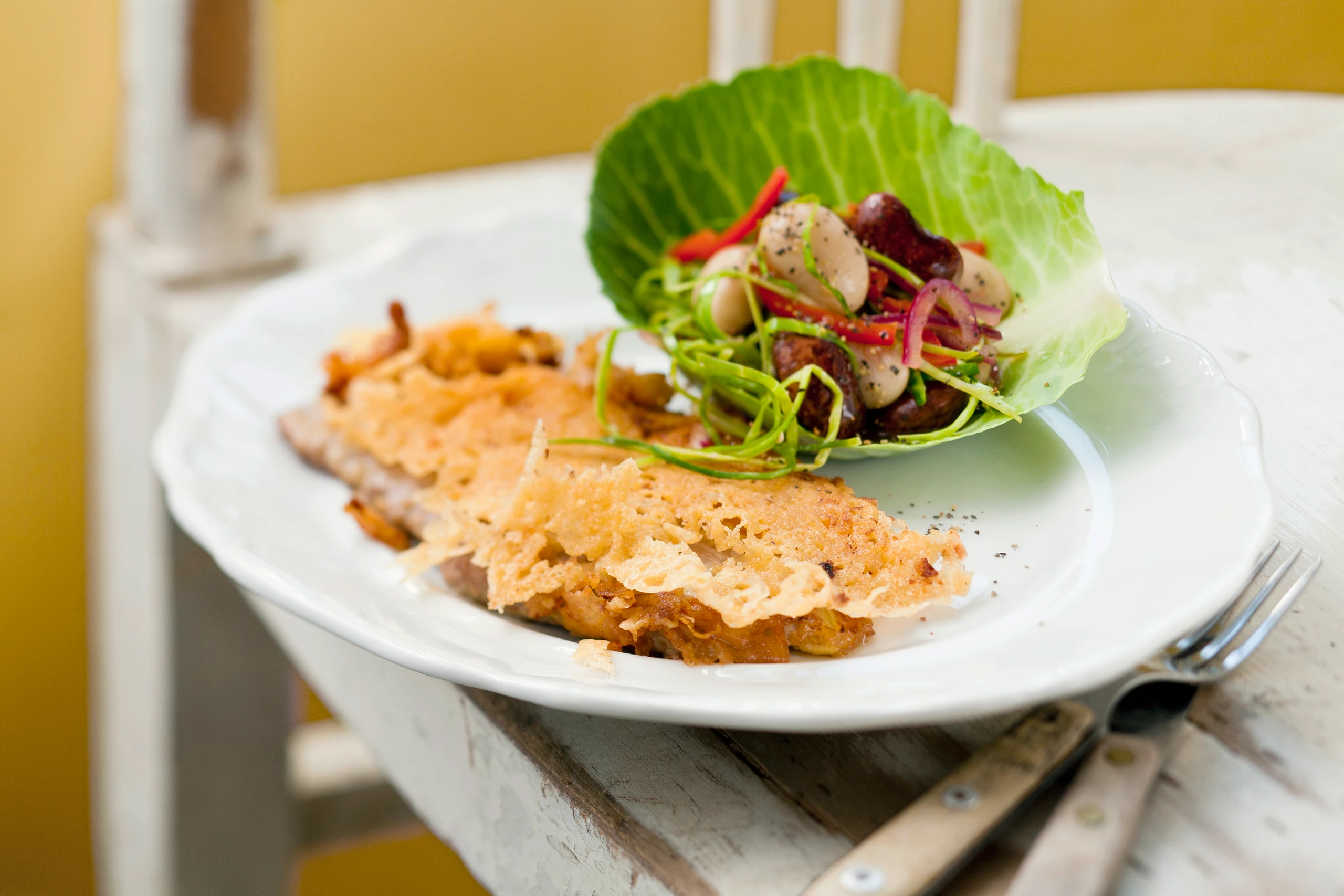 Parmesan-Kräuterschnitzel mit Bohnen-Krautsalat