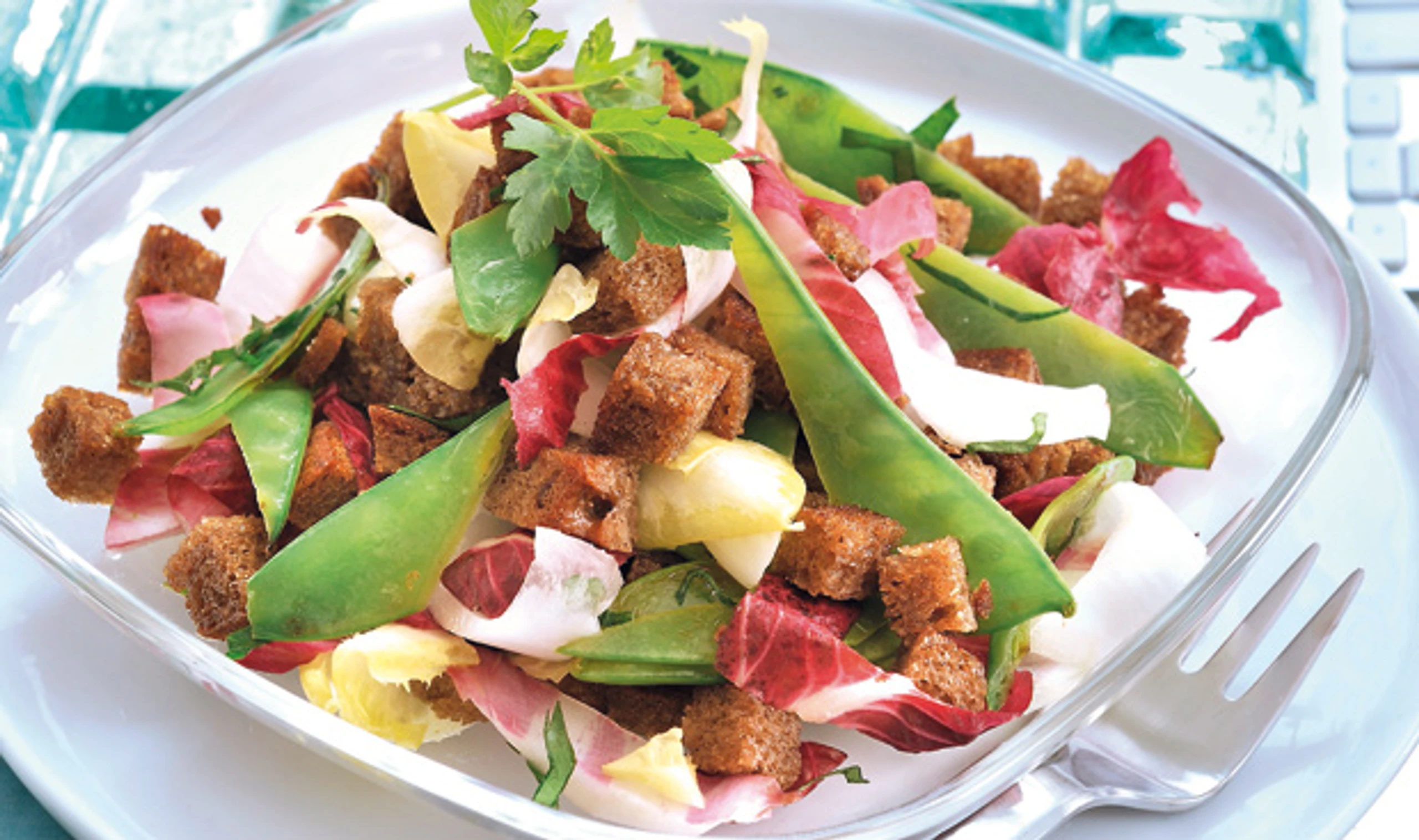 Knuspriger Brotsalat mit Erbsenschoten