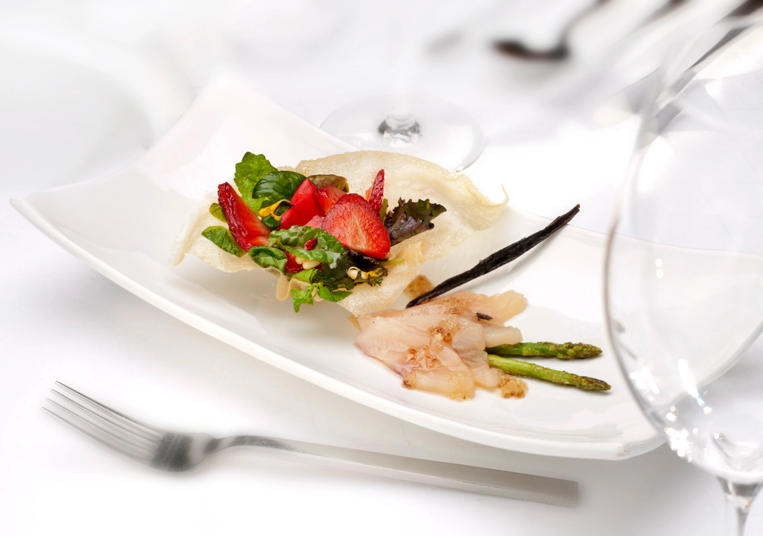 Gebeizter Saibling mit Spargel und Wildkräutersalat