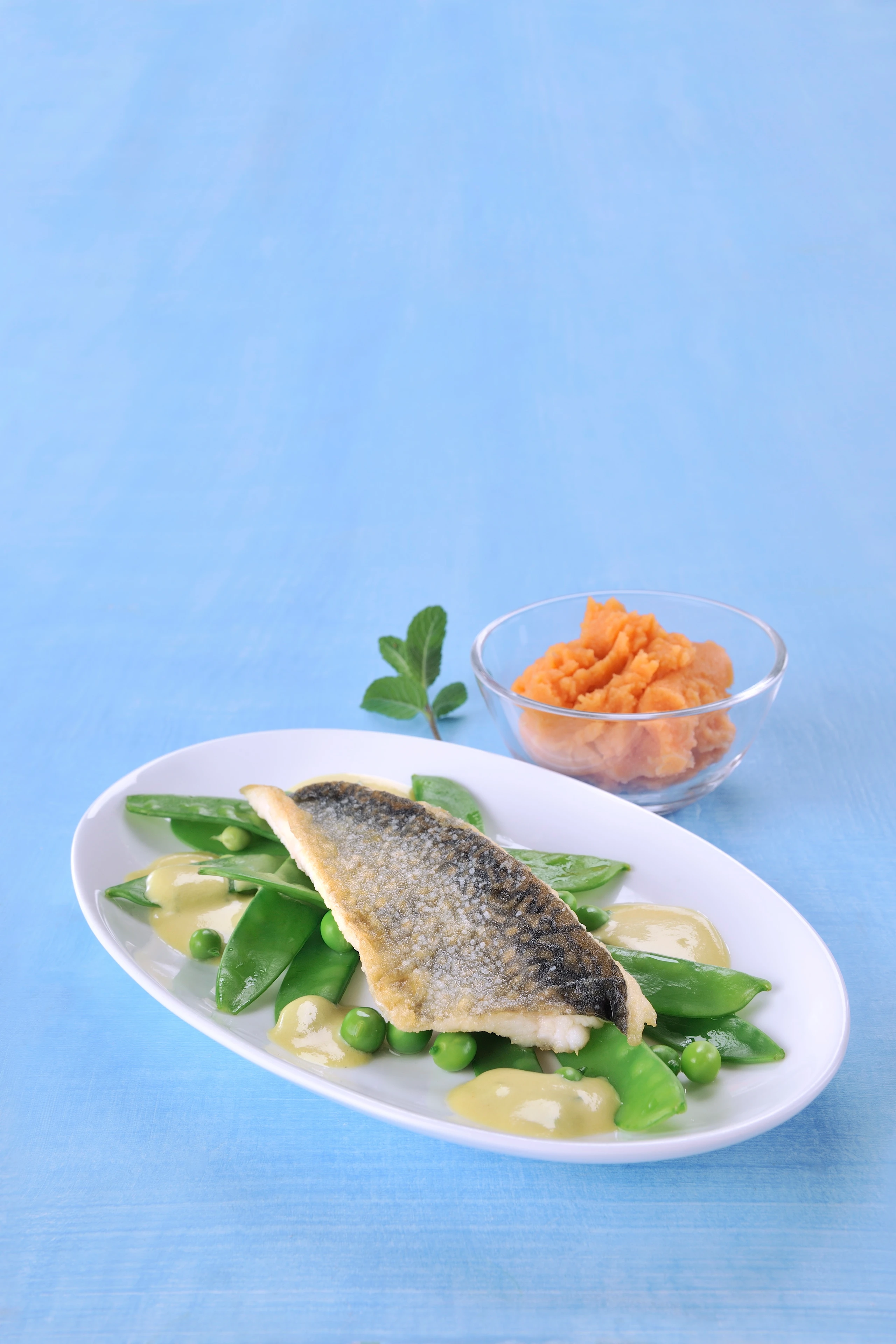 Saiblingsfilet mit Püree, Erbsen und Joghurt-Sauce