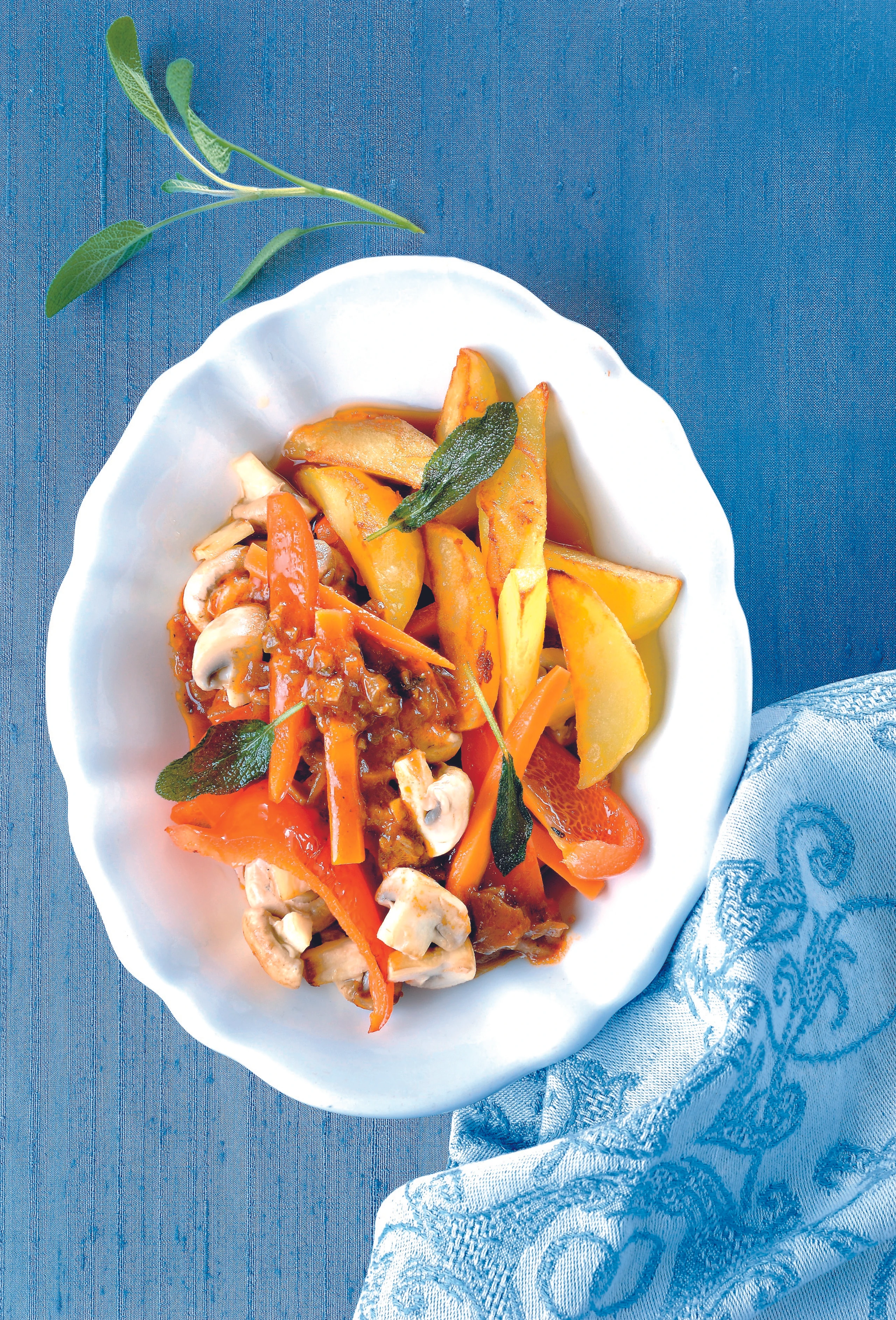 Gemüse-Champignon-Ragout mit Erdäpfelspalten