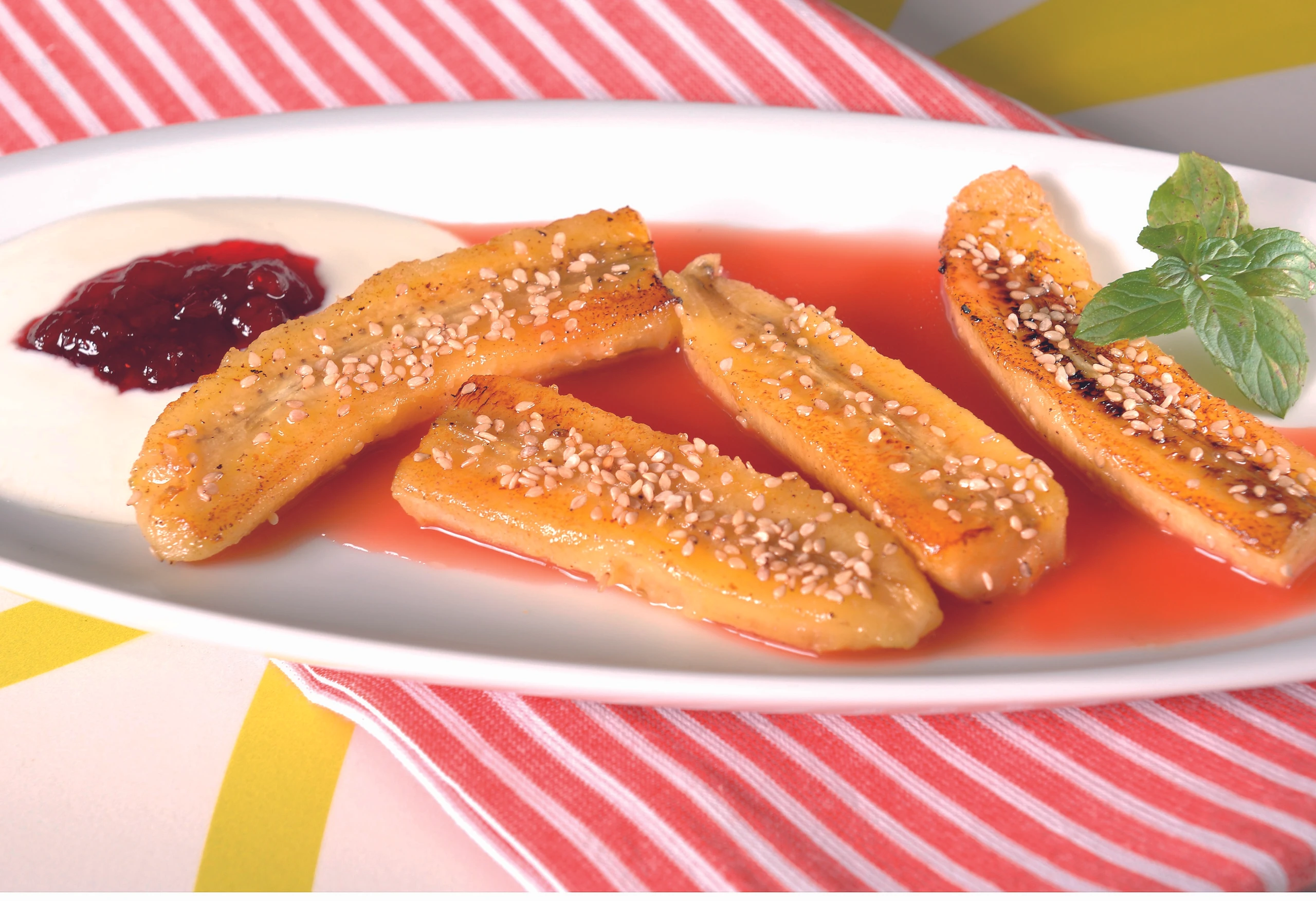 Gebratene Bananen mit Orangensauce und Joghurt-Creme