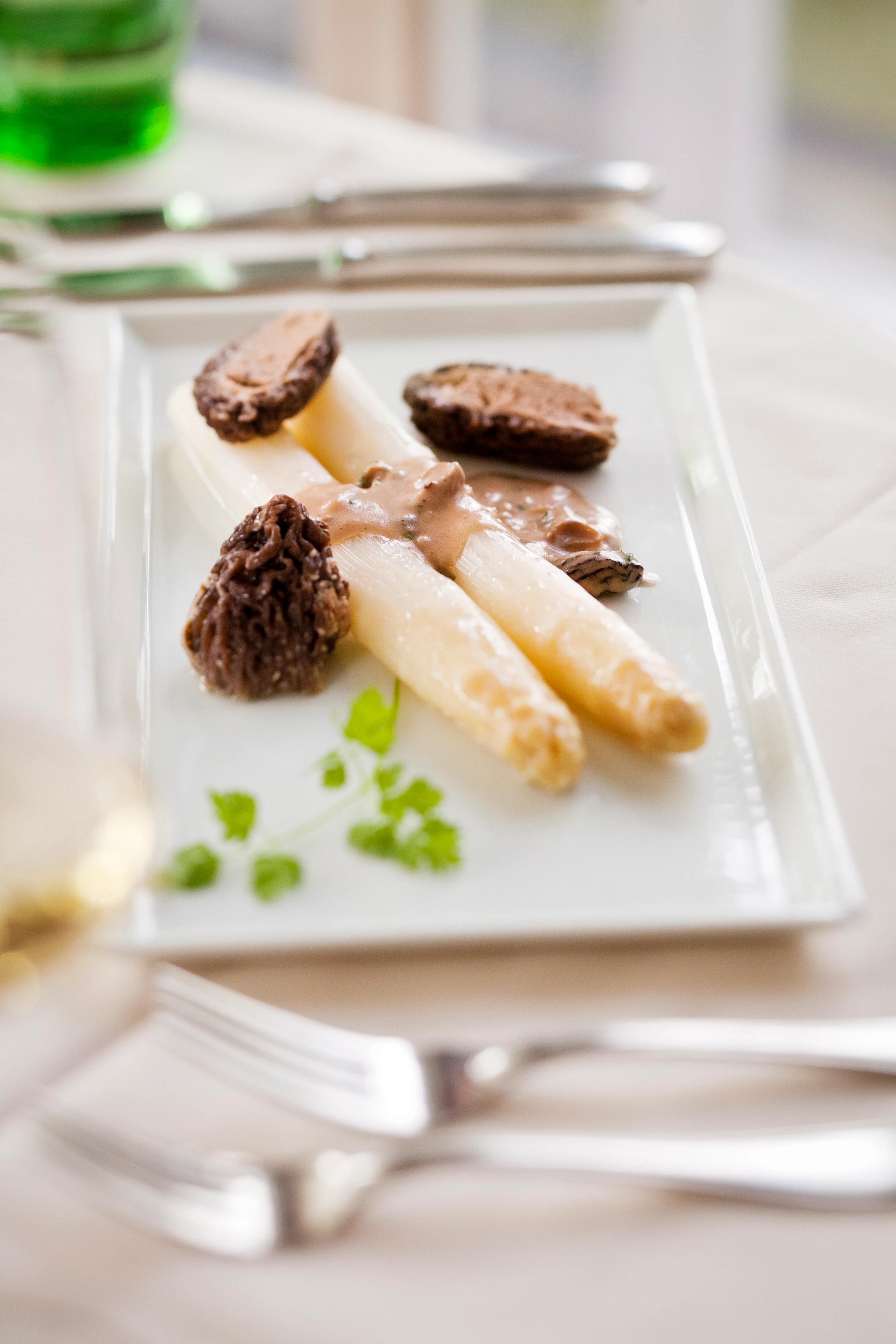 Weißer Spargel mit gefüllten Morcheln