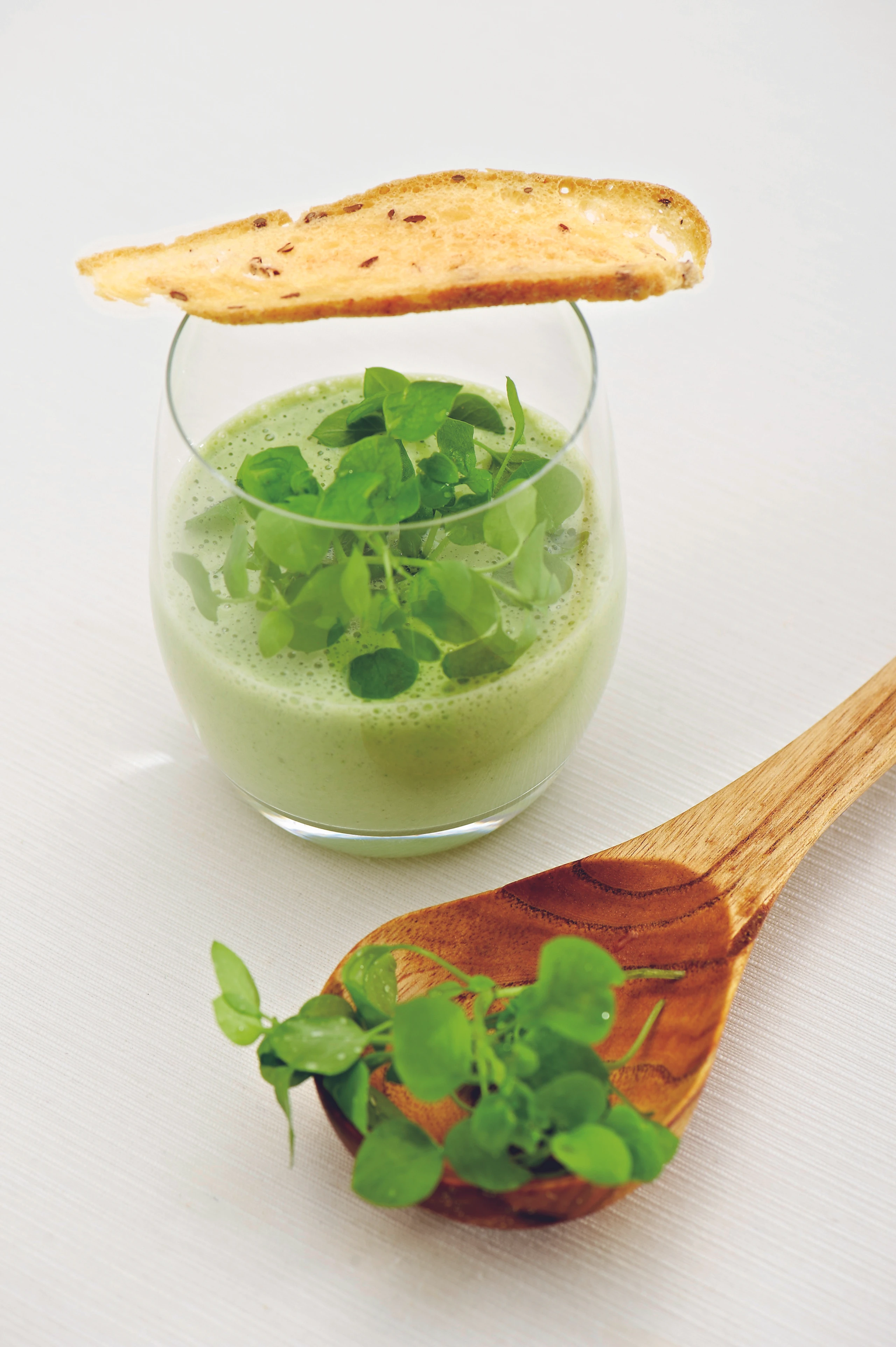 Kalte Vogelmiere-Sauermilchsuppe