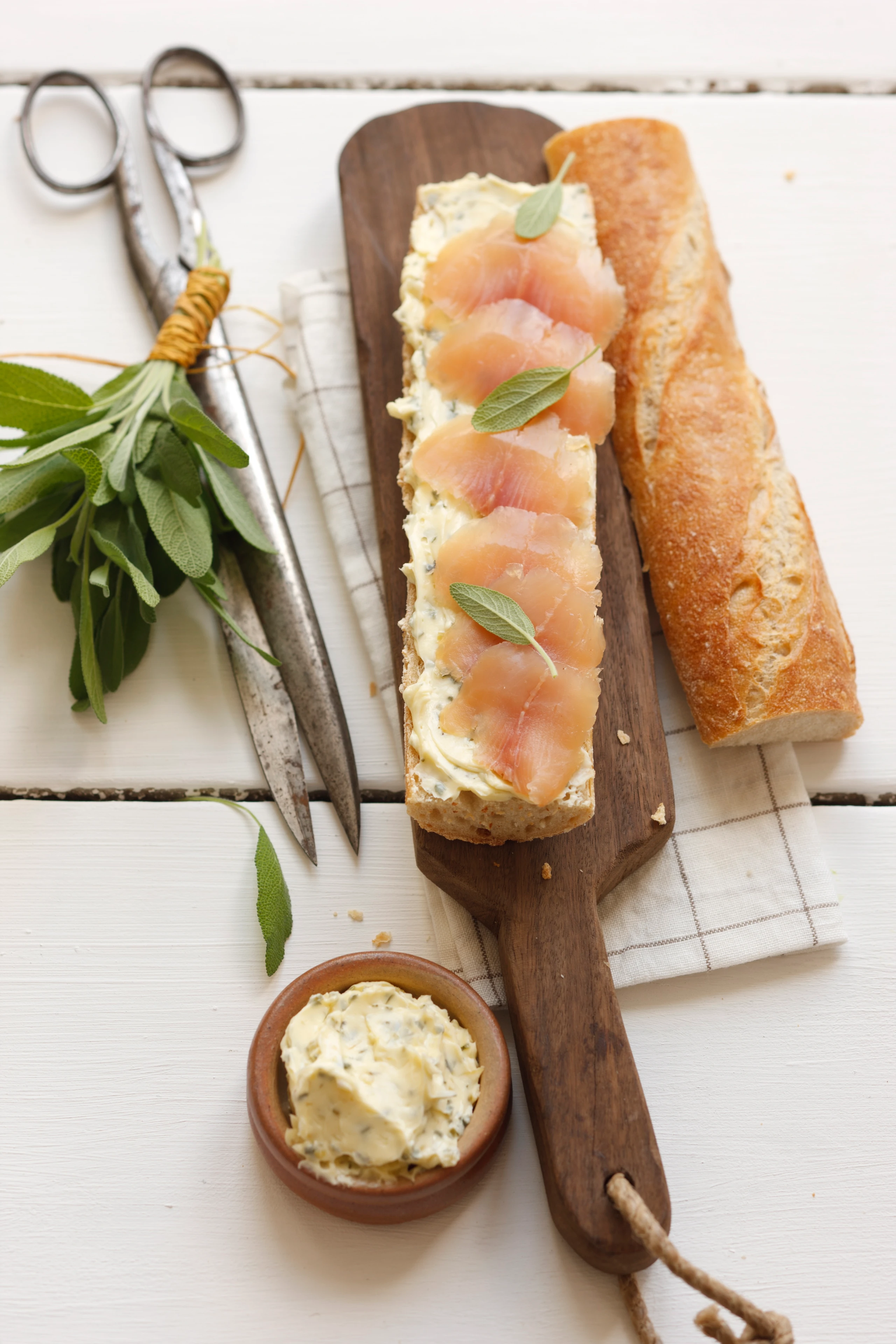 Zitronen-Salbeibutter mit Saibling