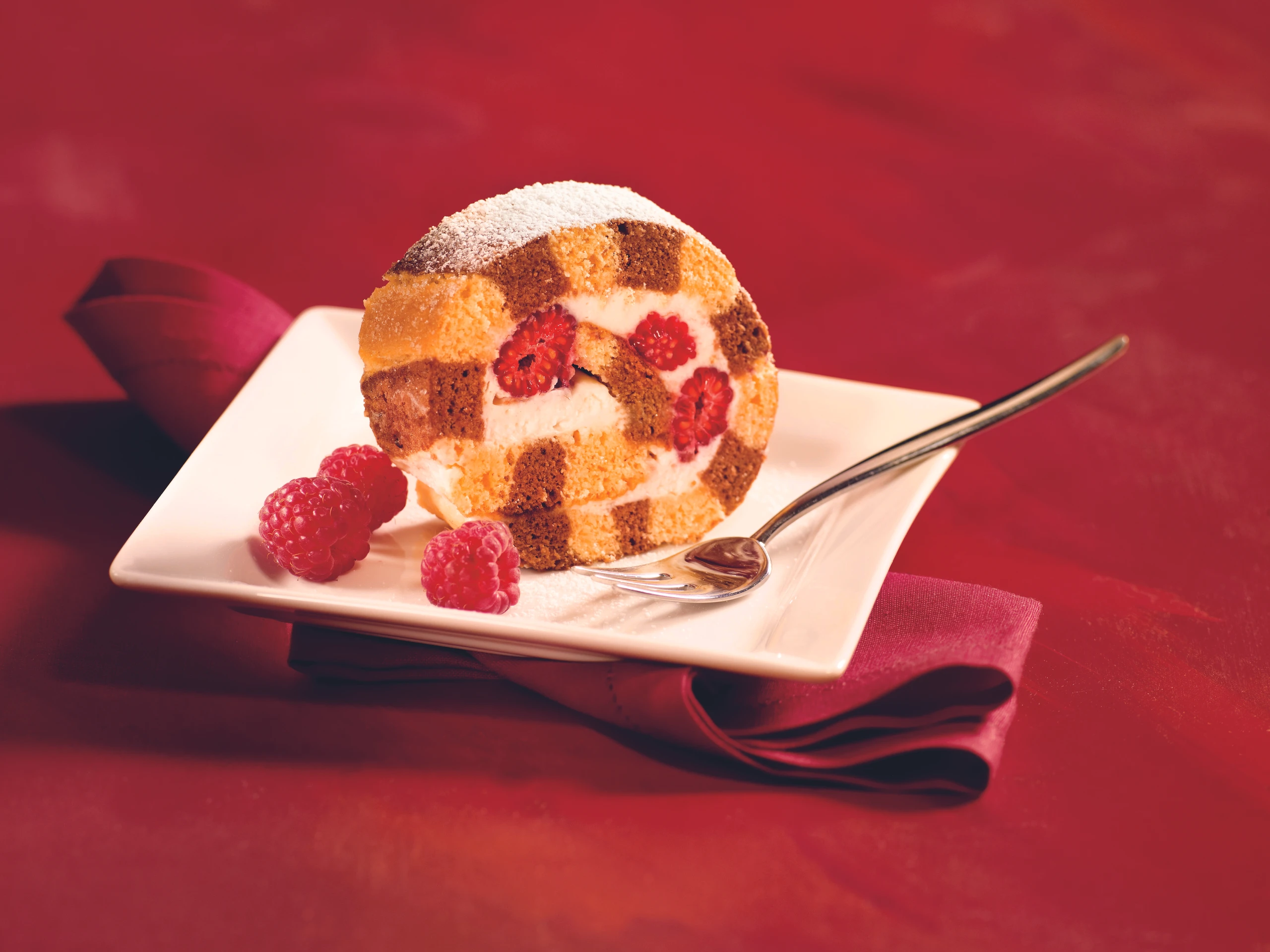 Biskuitroulade mit Himbeeren