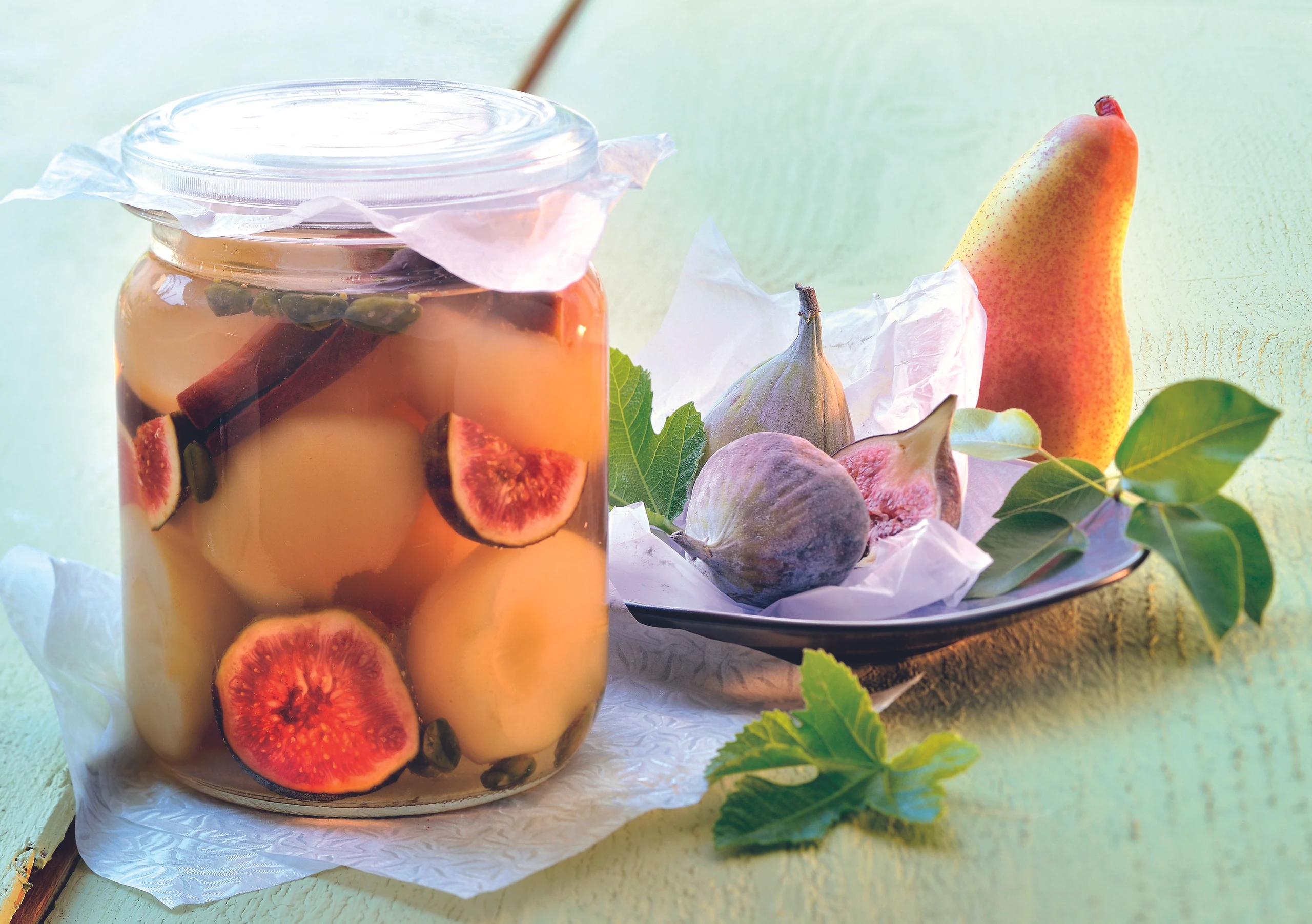 Birnen und Feigen in Pistazien-Zimtsirup