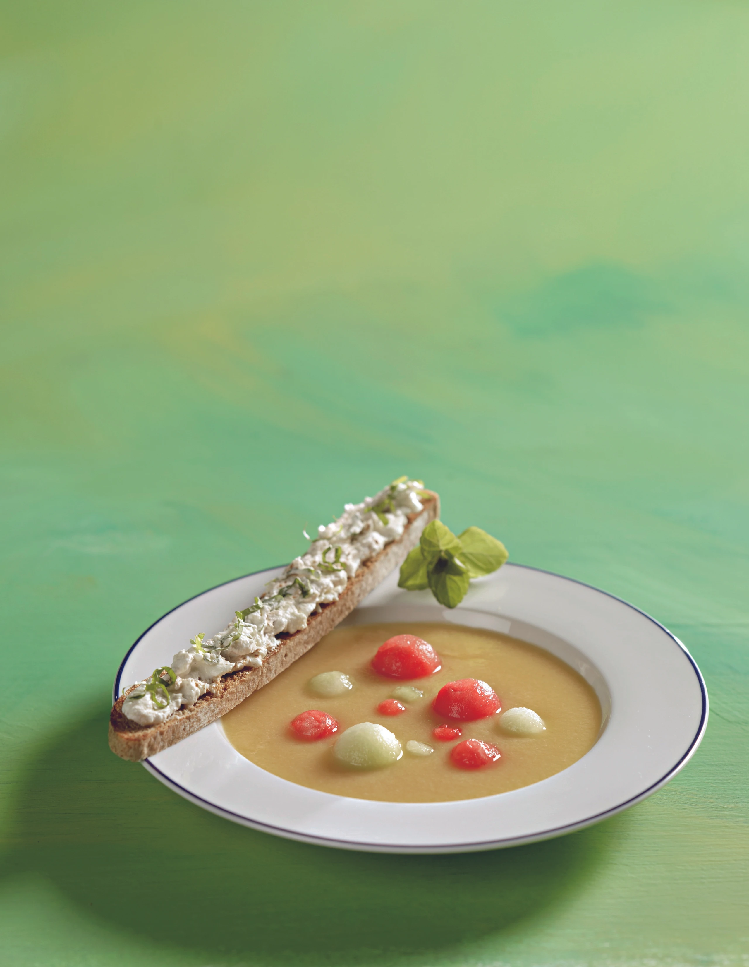 Kalte Melonen-Suppe mit Kräuter-Crostini