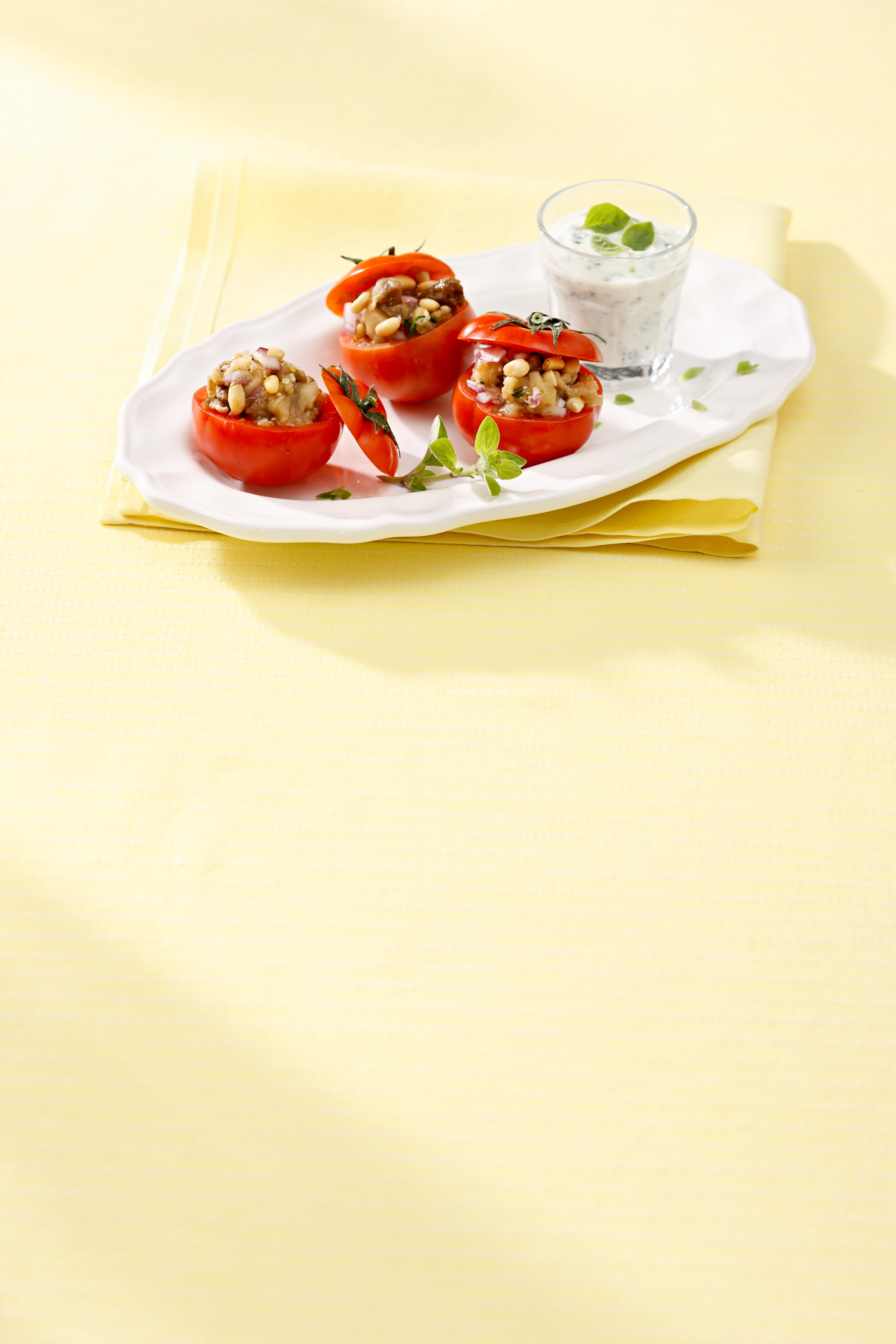 Vegetarisch gefüllte Paradeiser mit Schafkäse-Dip