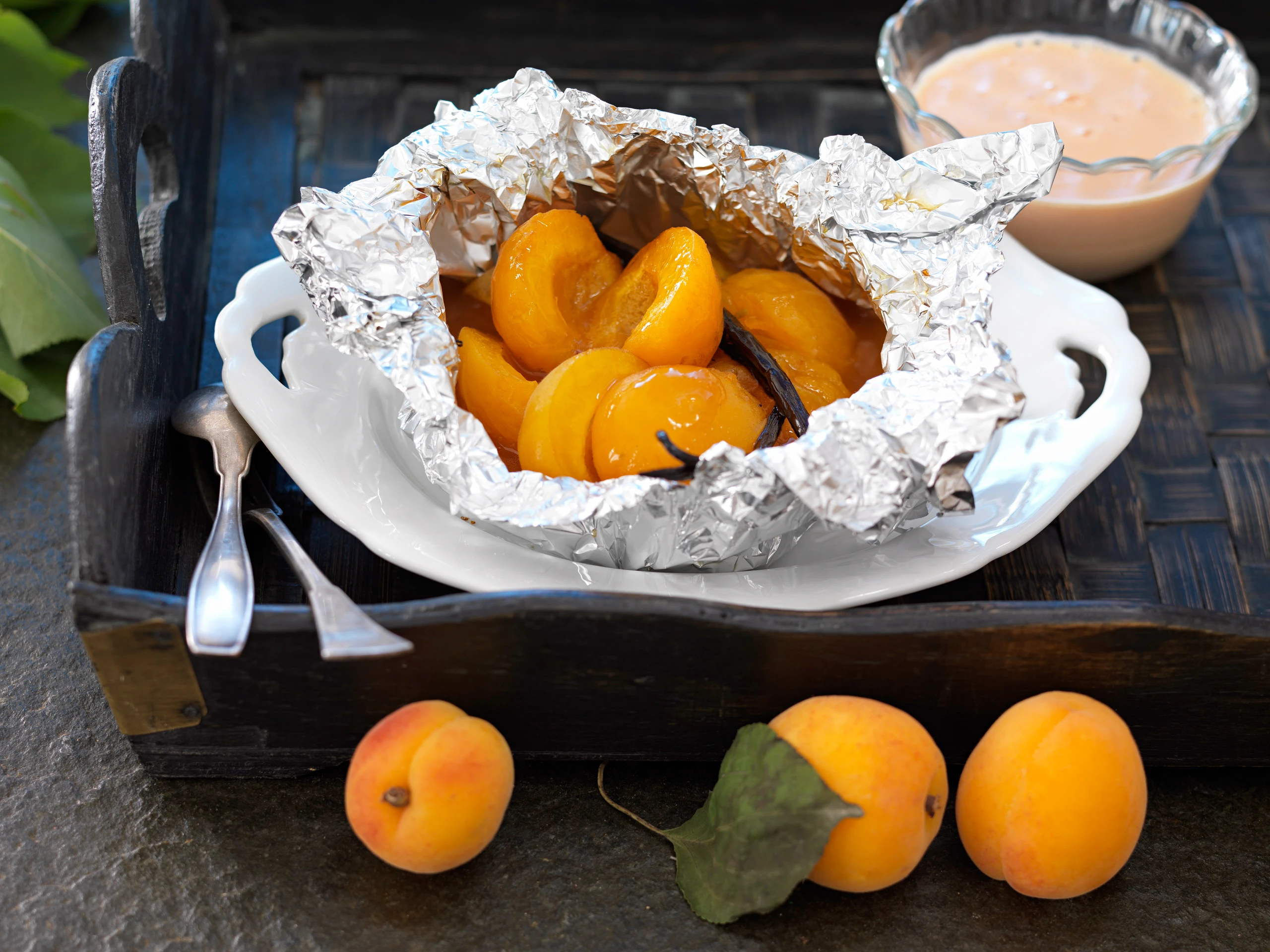 Gedünstete Marillen mit Camparischaum