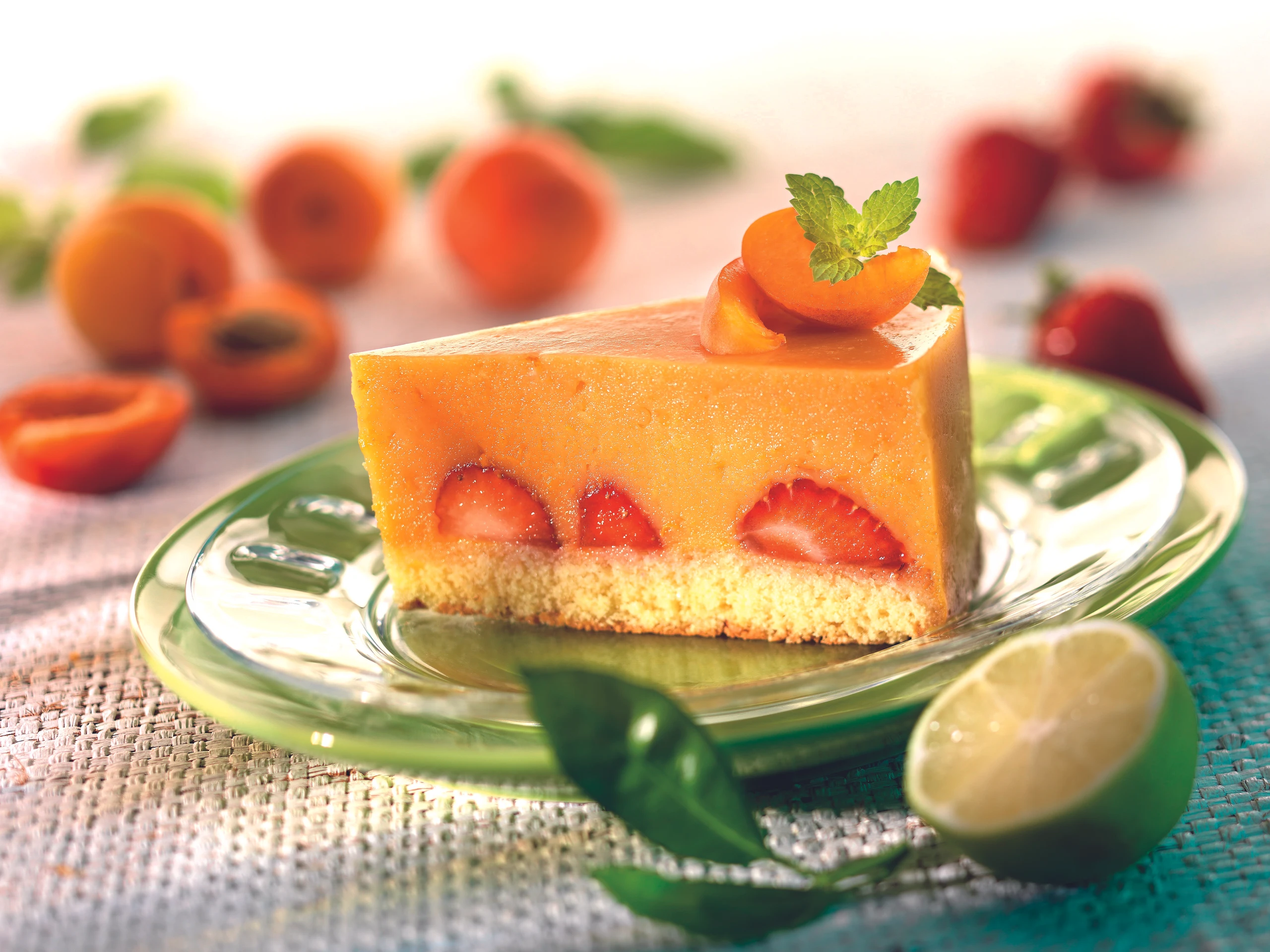 Marillentorte mit Erdbeeren