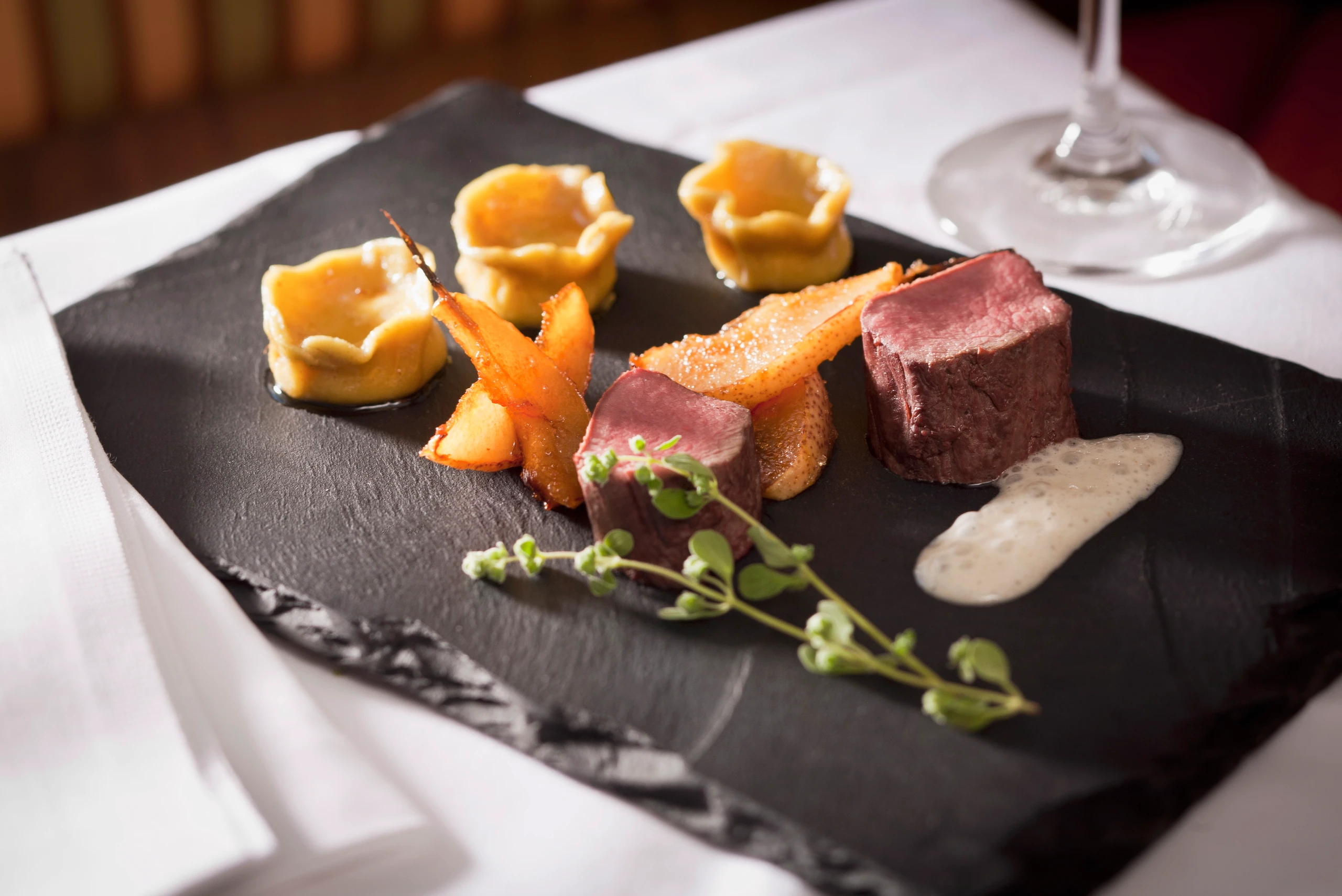 Konfiertes Rehfilet mit Frischkäseravioli