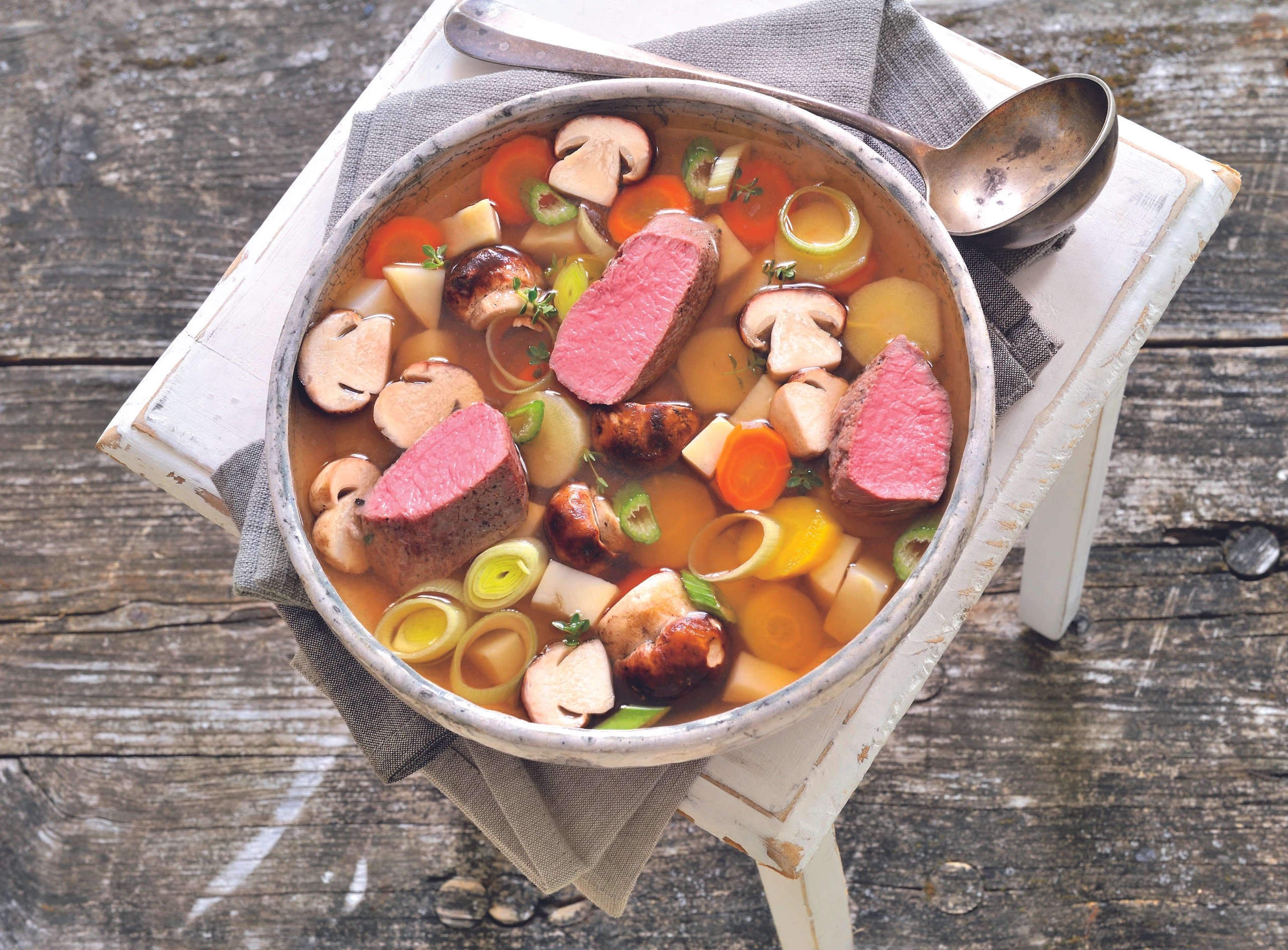 Pot-au-feu mit Steinpilzen und Lamm