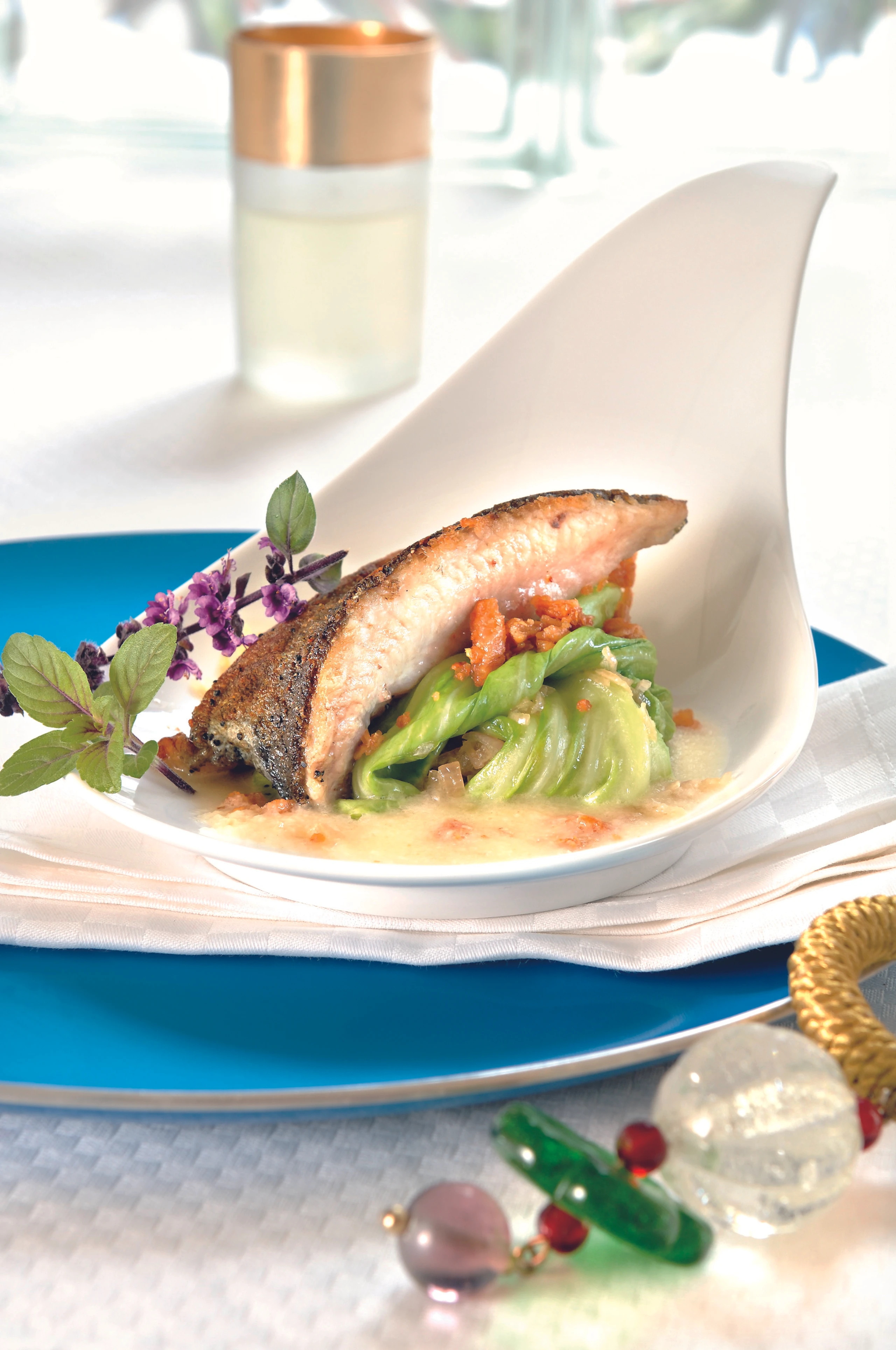 Schleie mit Weißkraut und Grammeln