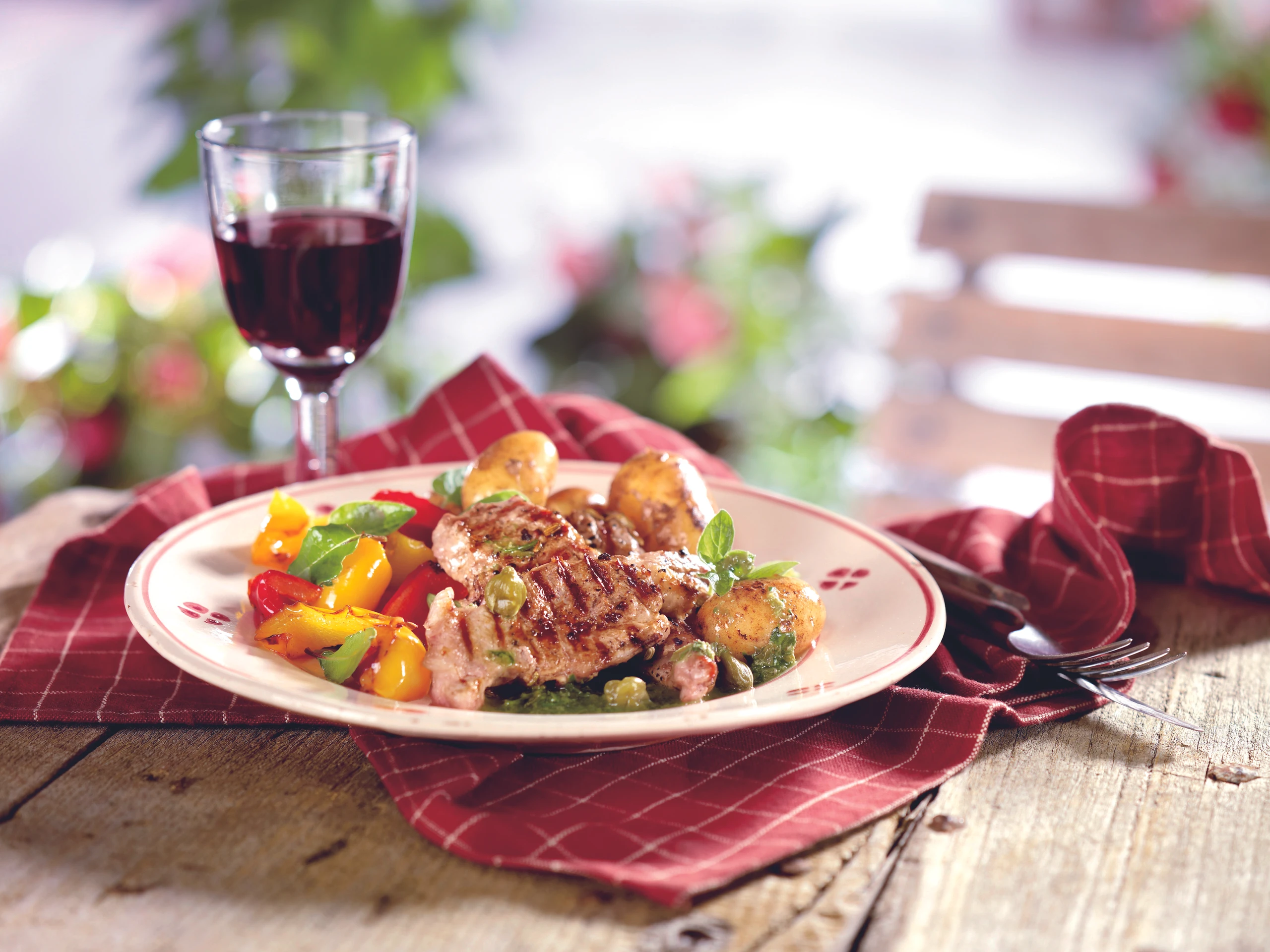 Lammkoteletts mit Kapernsauce, Ofenpaprika und Erdäpfeln