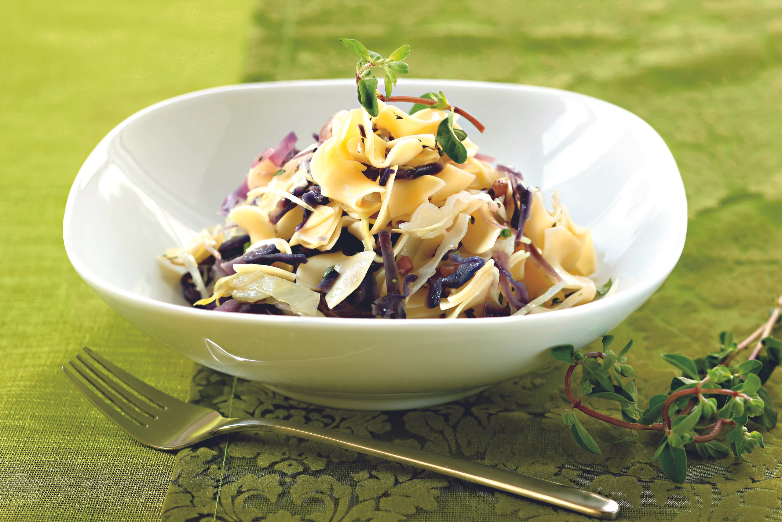 Pikante Krautfleckerl mit zweierlei Kraut und Speck