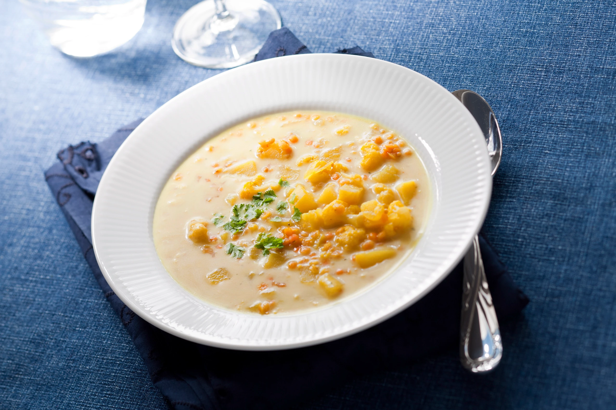 Erdäpfel-Karfiolsuppe mit Linsen