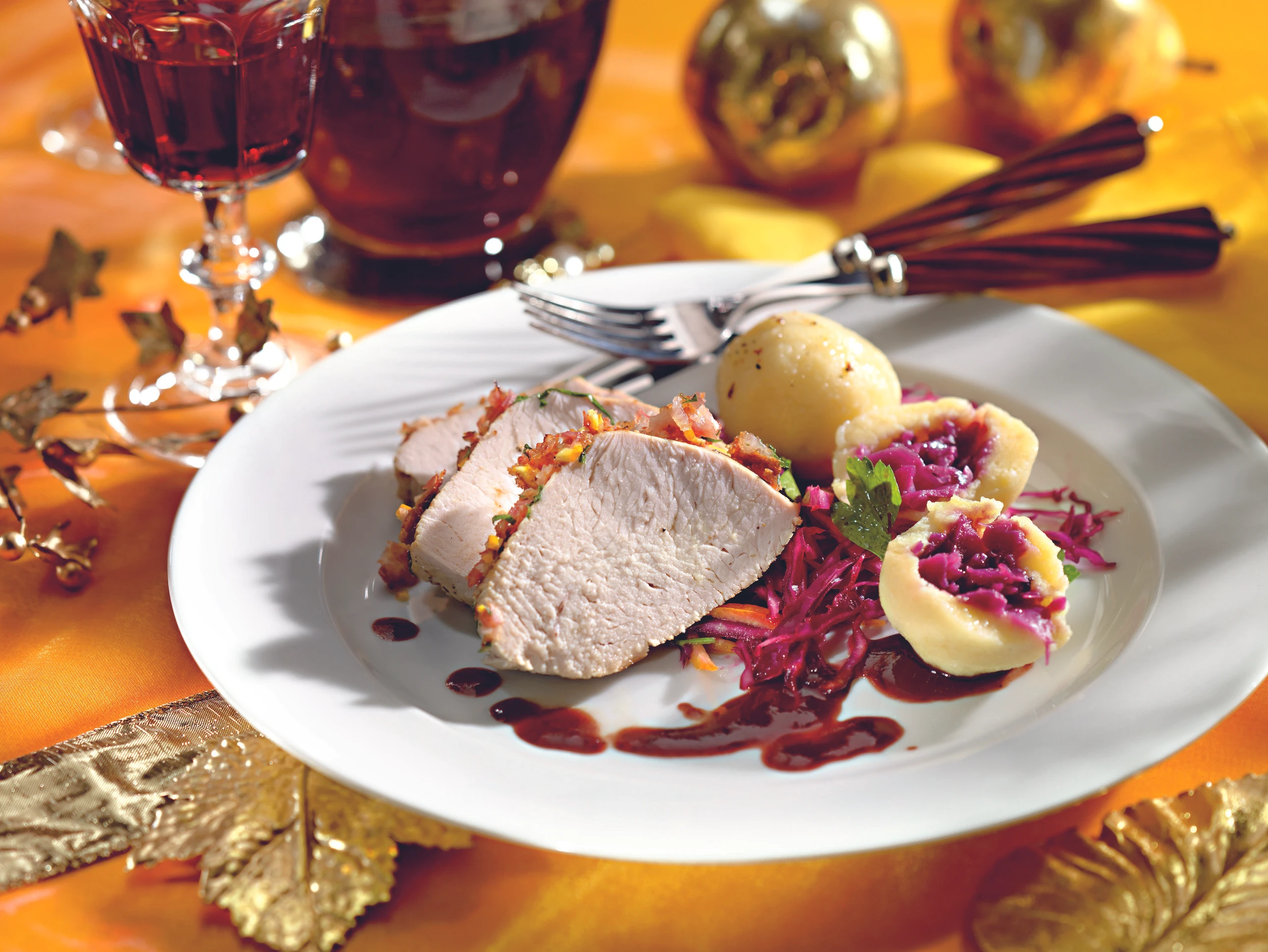 Pute mit Lebkuchenkruste und Erdäpfel Kraut Knödel