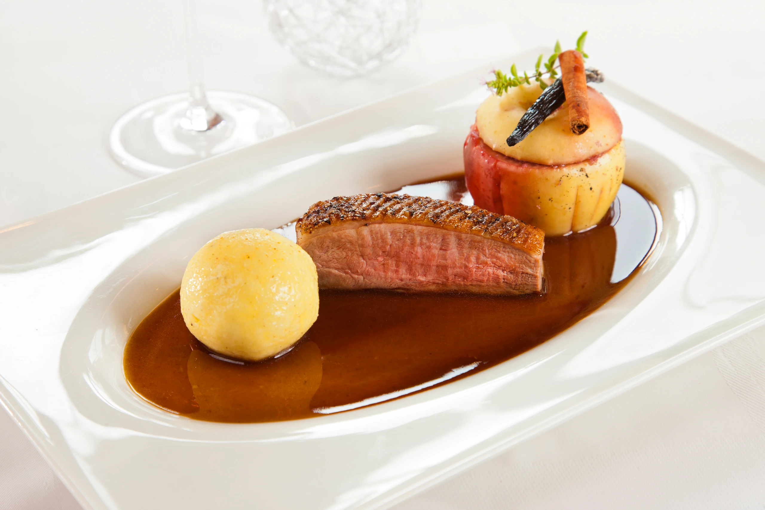 Entenbrust mit Grießknödeln und Bratapfel