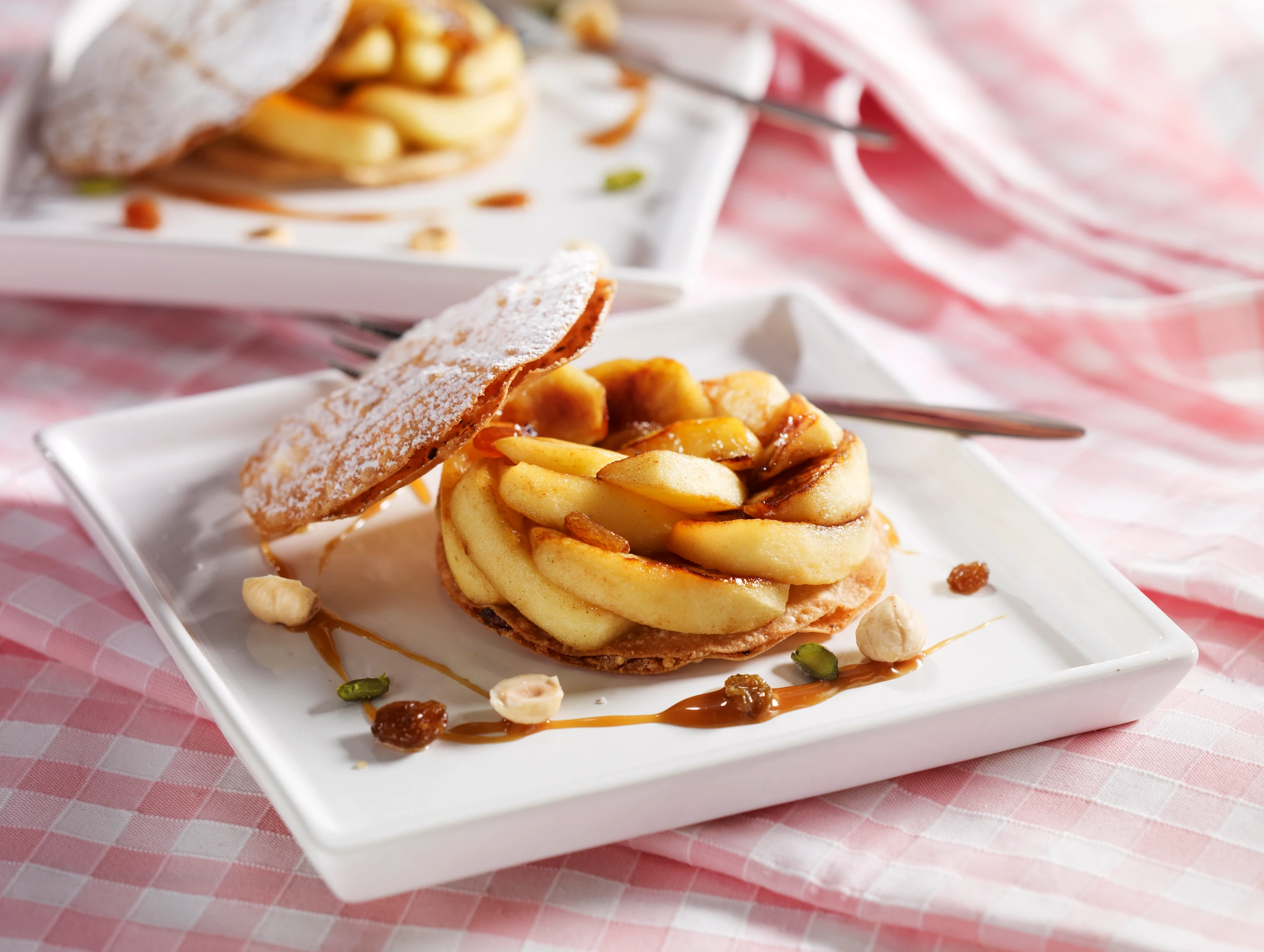 Gefüllte Strudelteigblätter mit Apfelspalten