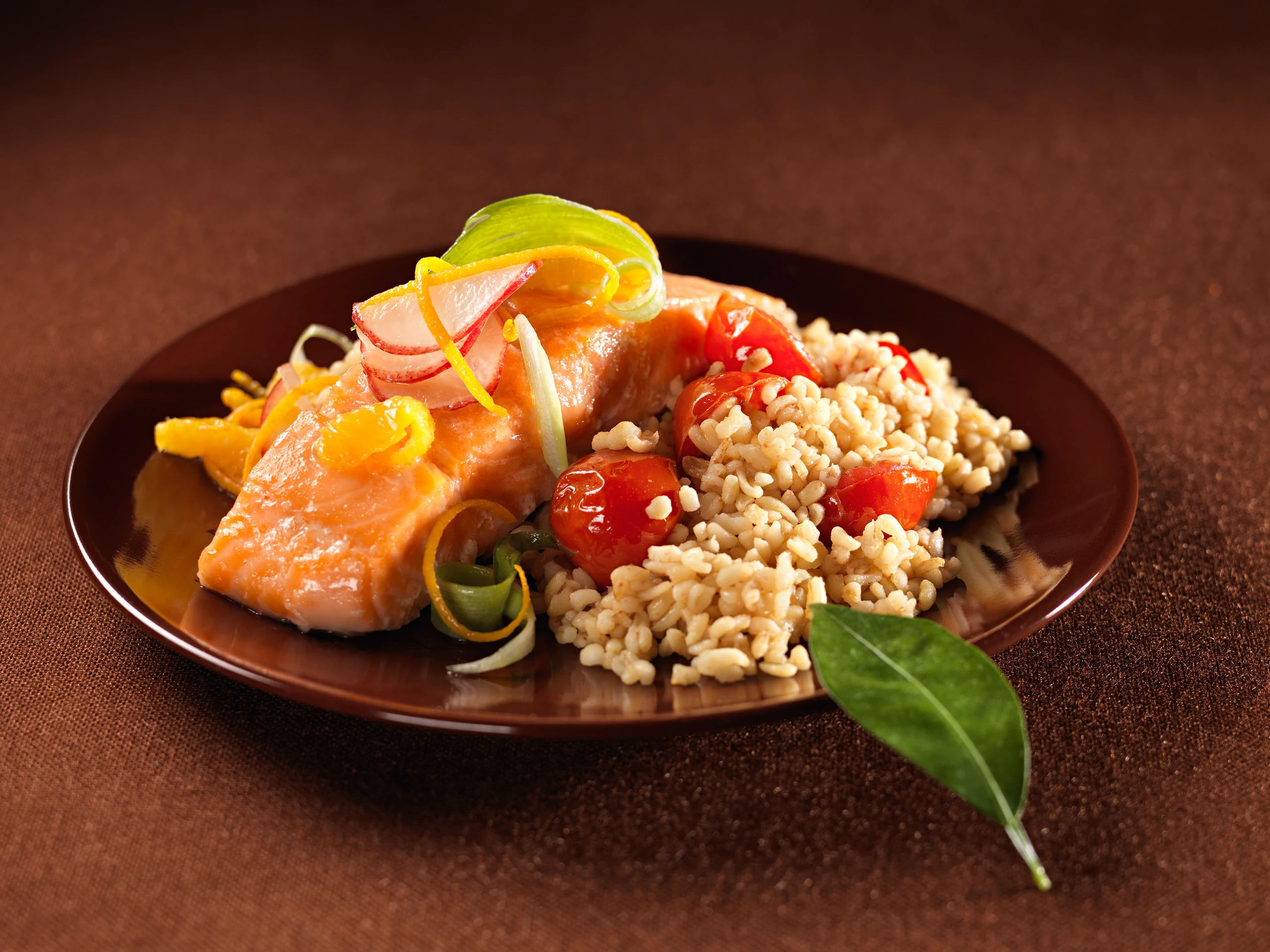 Lachs mit Orangen und Bulgursalat