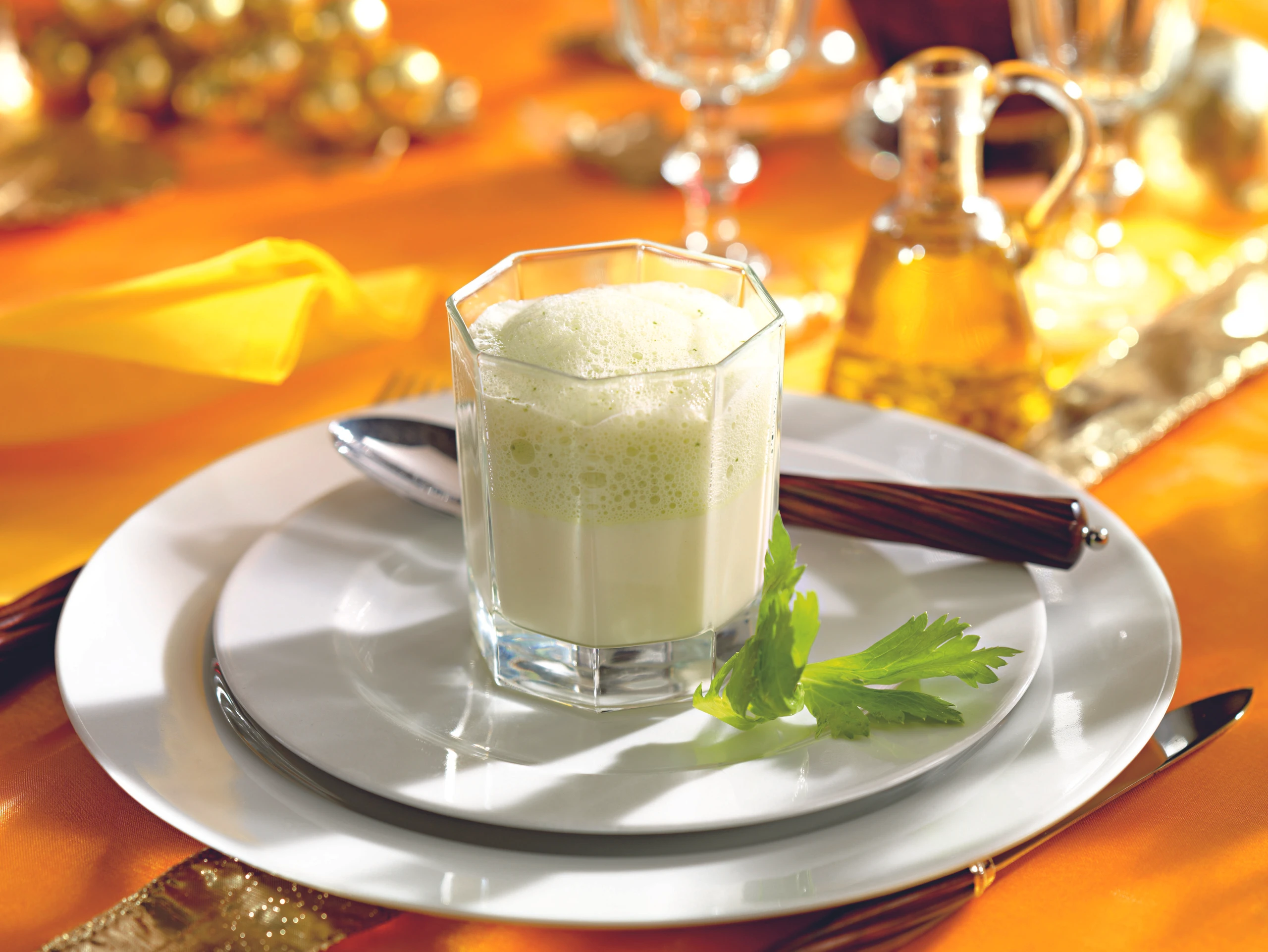 Geschäumte Sellerie Suppe mit Nussöl