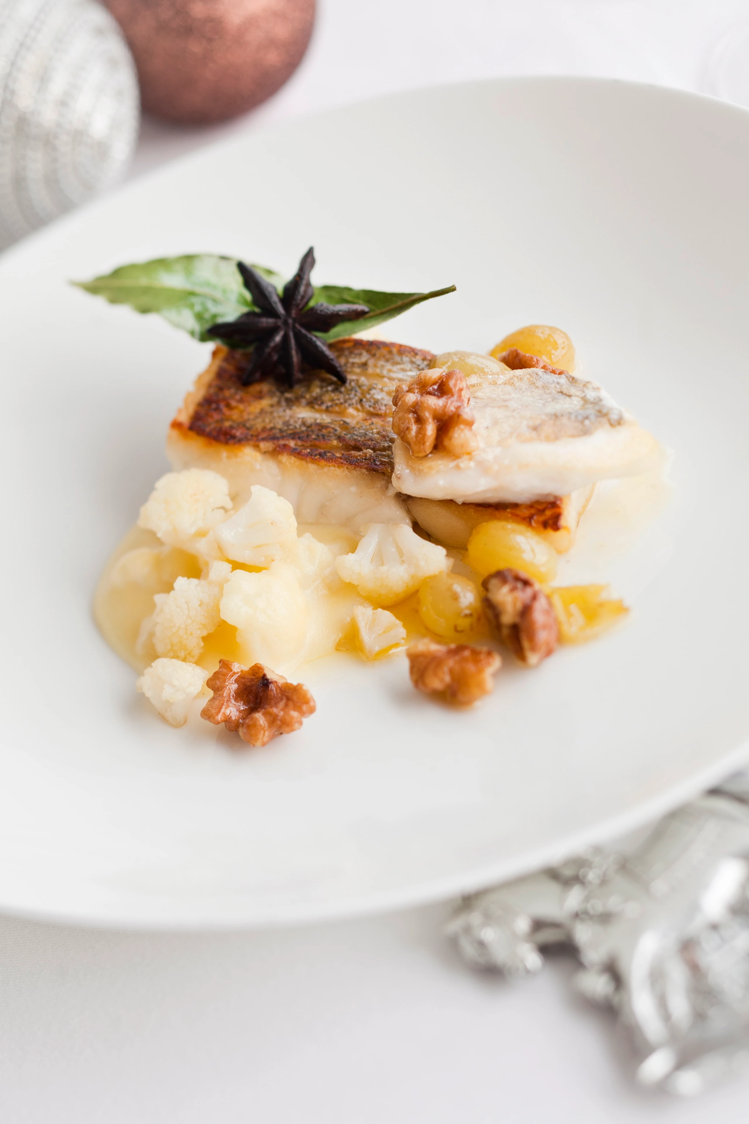 Zander mit Karfiol, Nüssen und Trauben