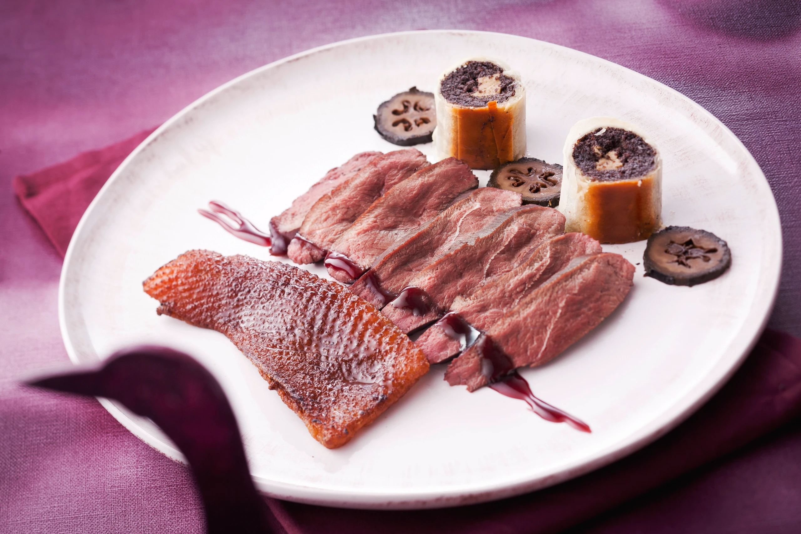 Pochierte Gänsebrust mit Mohn-Leberstrudel